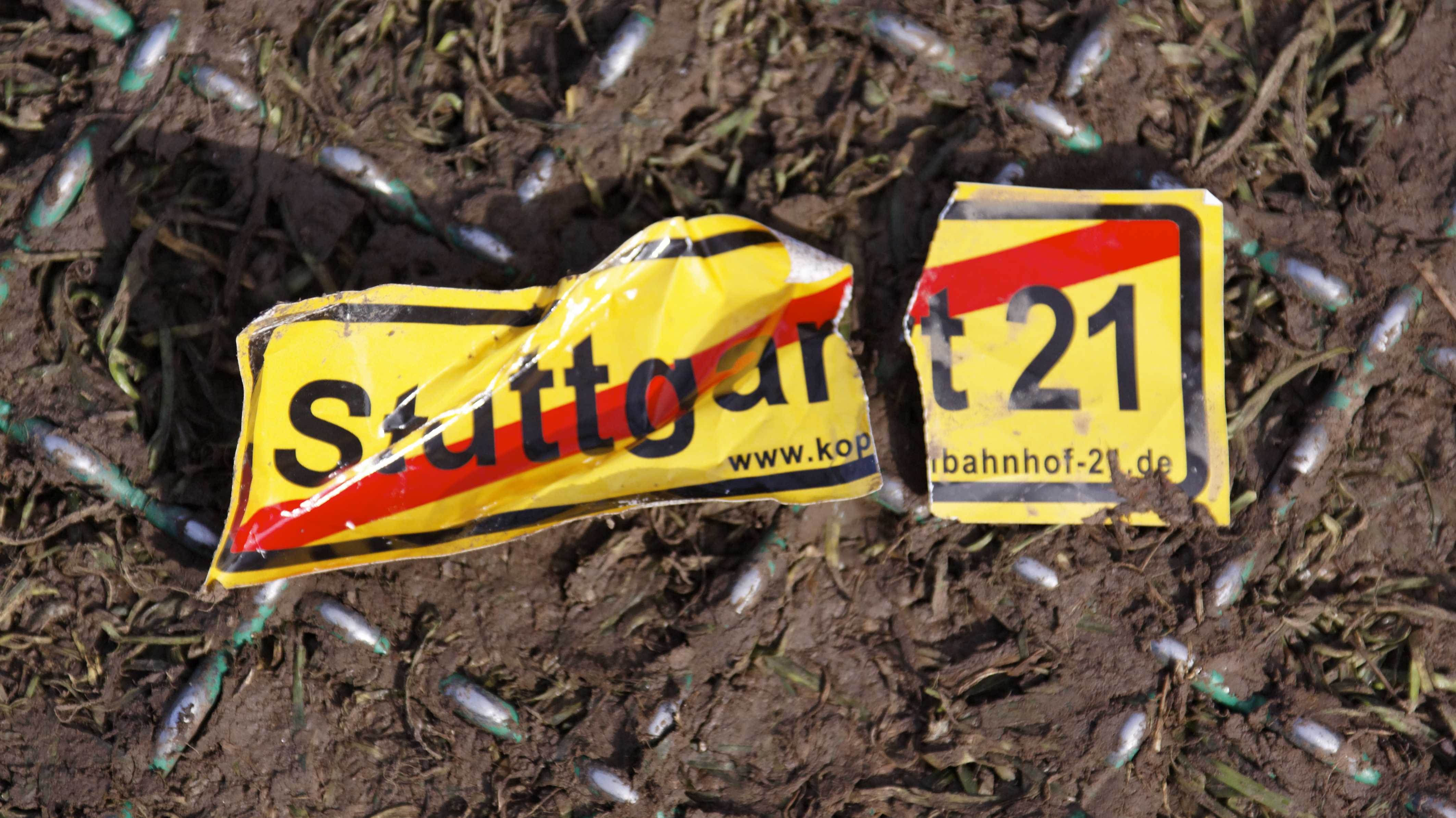 Protestschild gegen Bahnprojekt Stuttgart 21 liegt zerbrochen am Boden