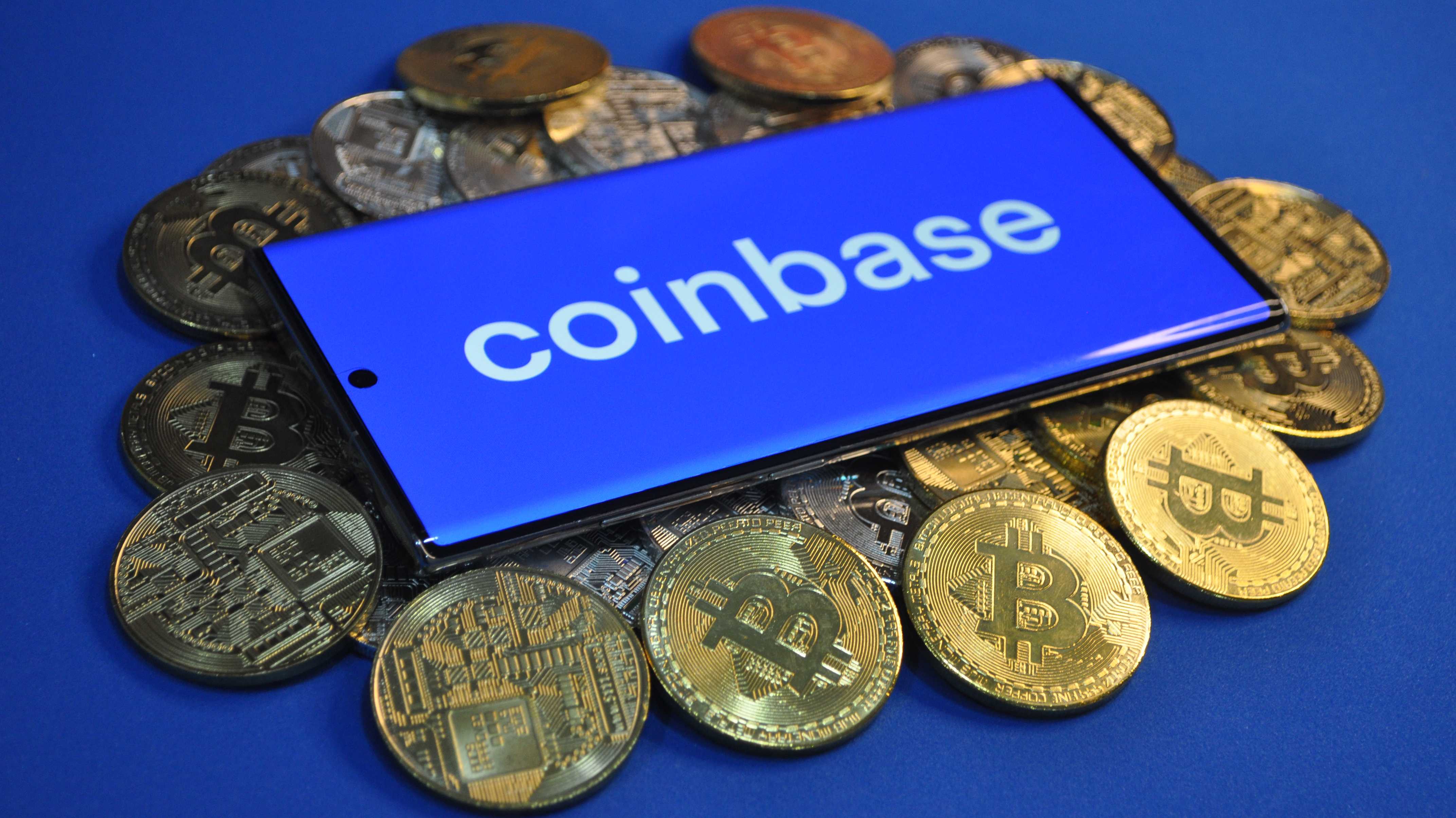 Nahaufnahme von glänzenden Münzen in Gold- und Silberfarbe mit Bitcoin-Symbol