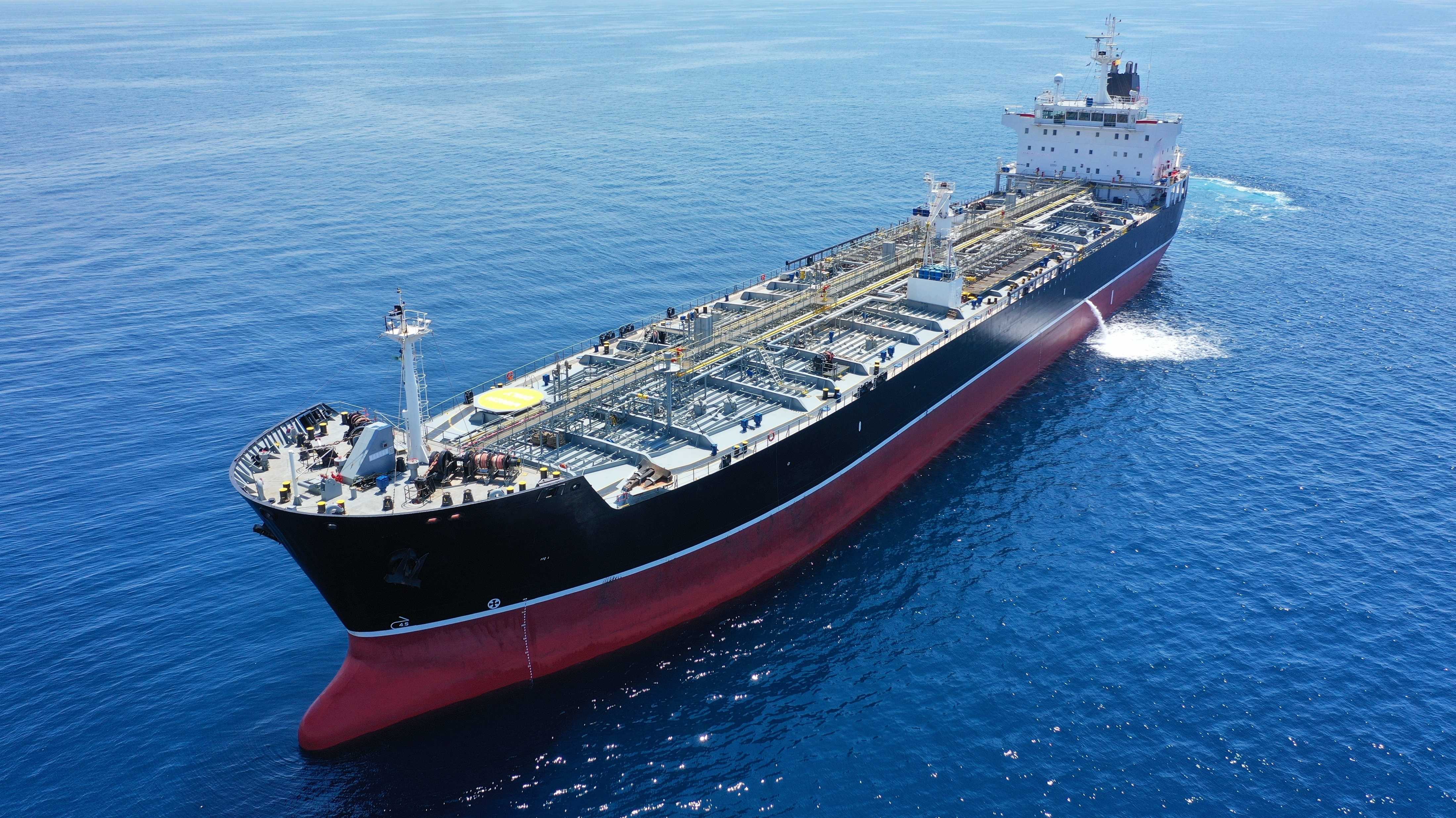 Öltanker ankert auf offenem Meer - Russlands Ölexporte trotzen Sanktionen