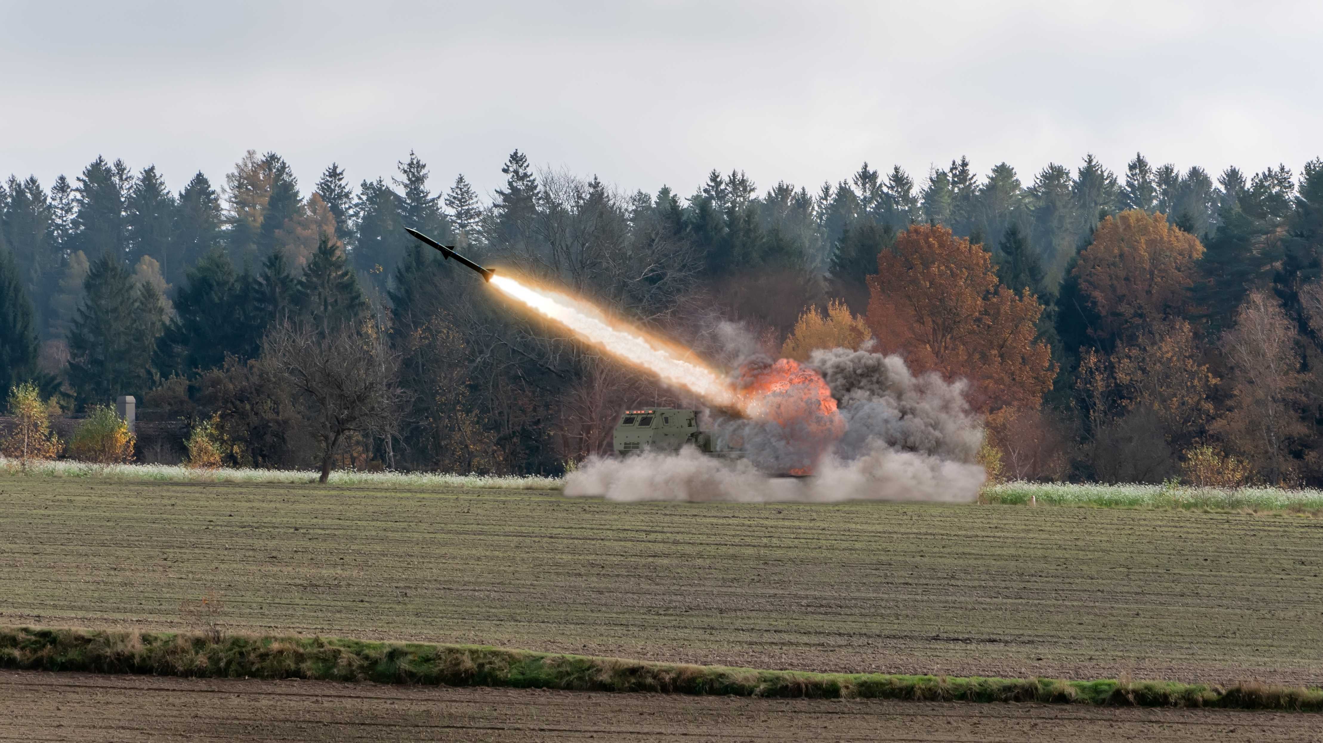 Eine Himars-Rakete wird am Waldrand abgefeuert