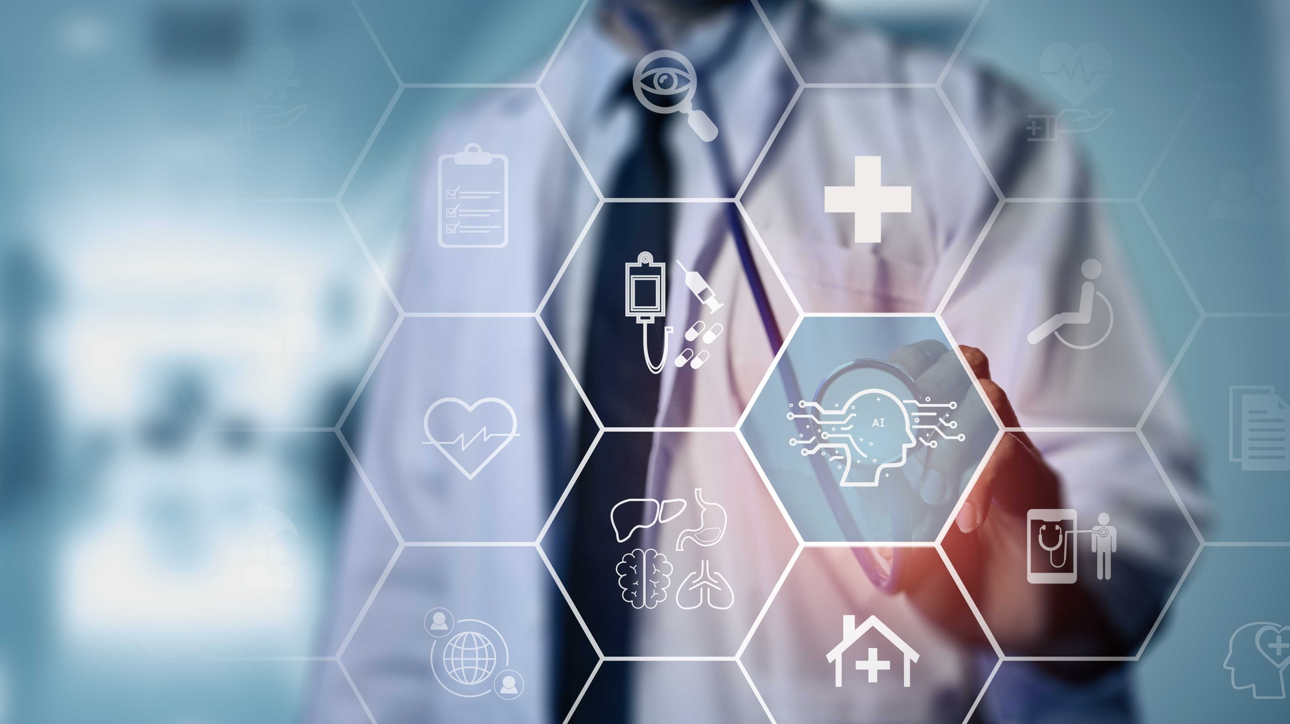 Mann mit Arztkittel zeigt auf verschiedene Icons zur Digitalisierung im Gesundheitswesen