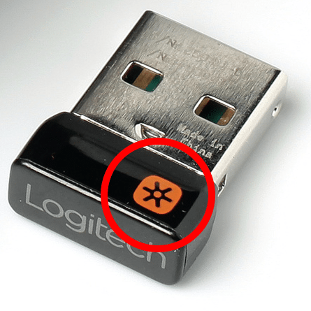 Der Logitech-Unifying-Receiver erkennt man am orangefarbenen Logo mit Stern.