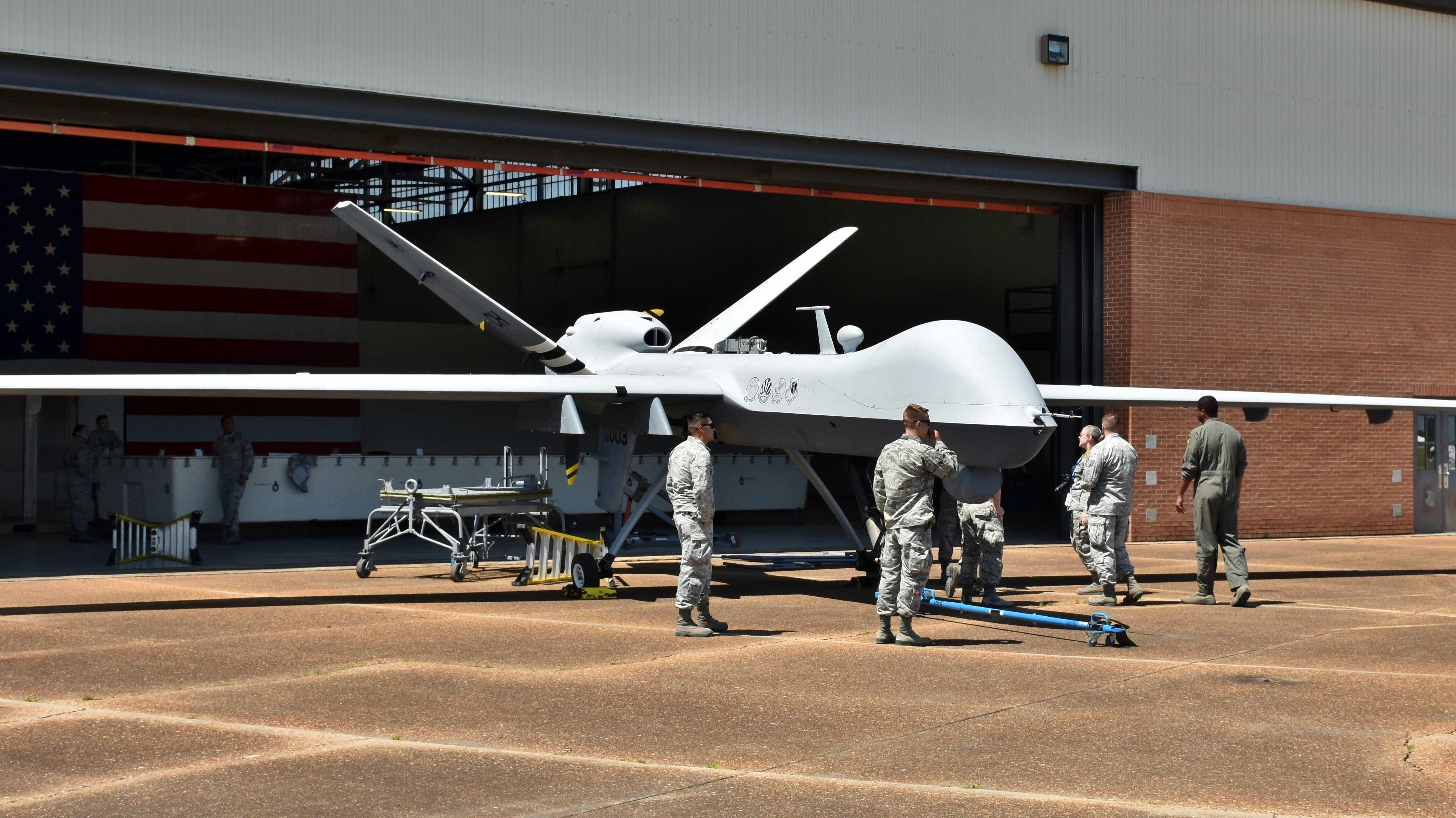 Eine MQ-9 Reaper-Drohne der US-Luftwaffe bei der Wartung in einem Hangar auf der Columbus Air Force Base