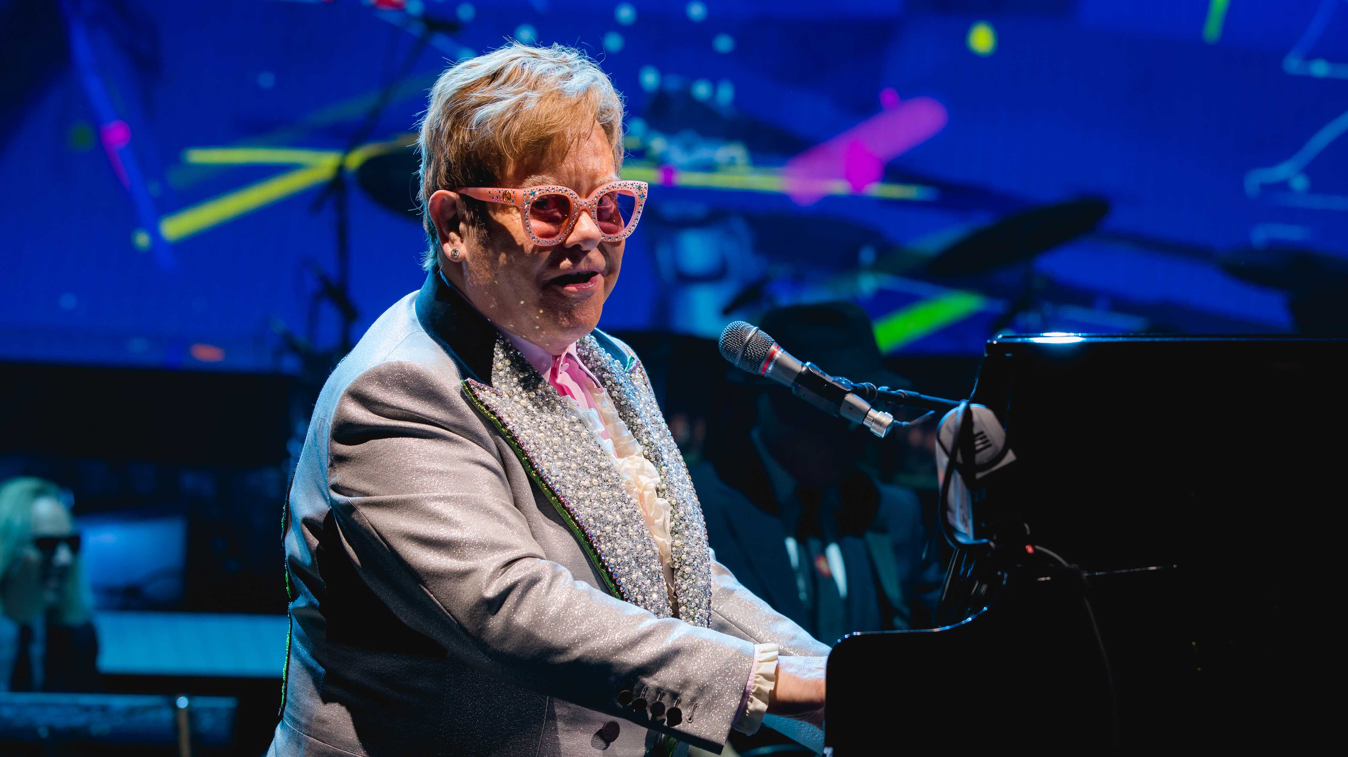 Elton John singt bei einem Konzert