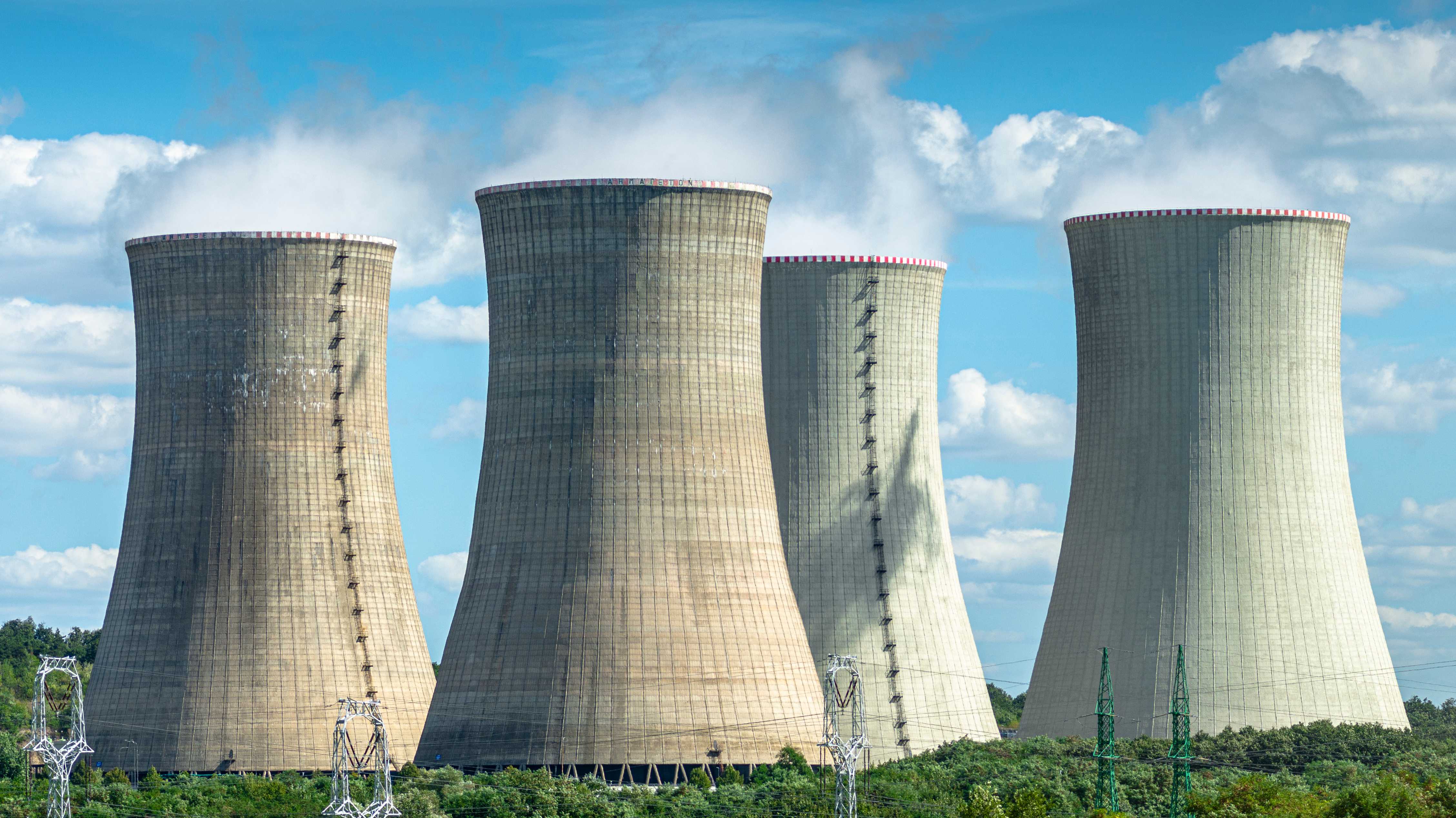 Kernkraftwerk Mochovce Kühltürme bewölkter Himmel
