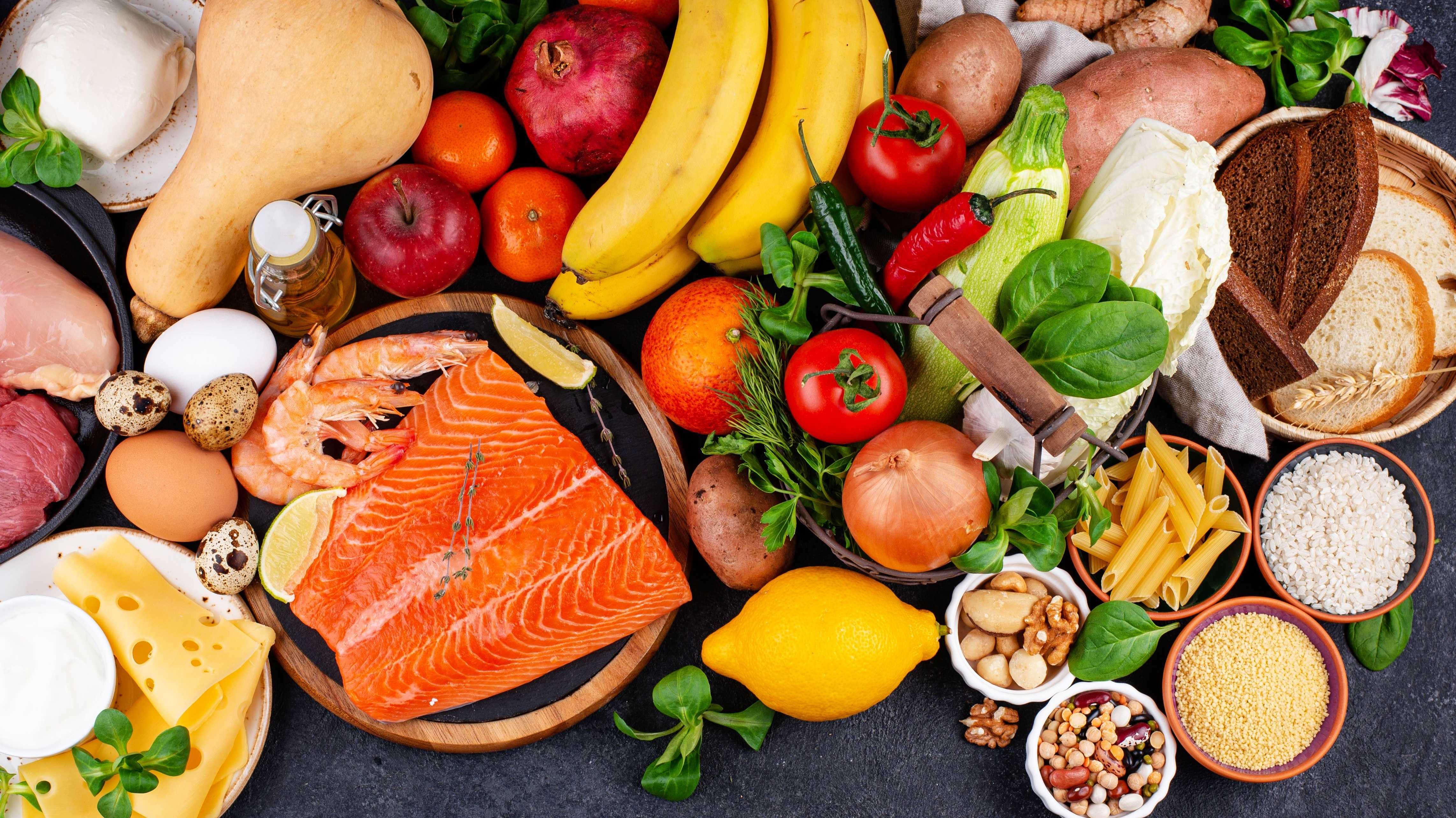 viele verschiedene weit überwiegend unverarbeitete Lebenmittel