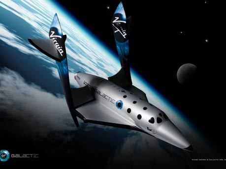 Das &quot;SpaceShipTwo&quot; wird zwischen den Rümpfen des &quot;WhiteKnightTwo&quot; eingehängt und in eine Höhe von 16.000 Meter transportiert. Dort klinkt es sich aus und beschleunigt weiter Richtung Weltraum.