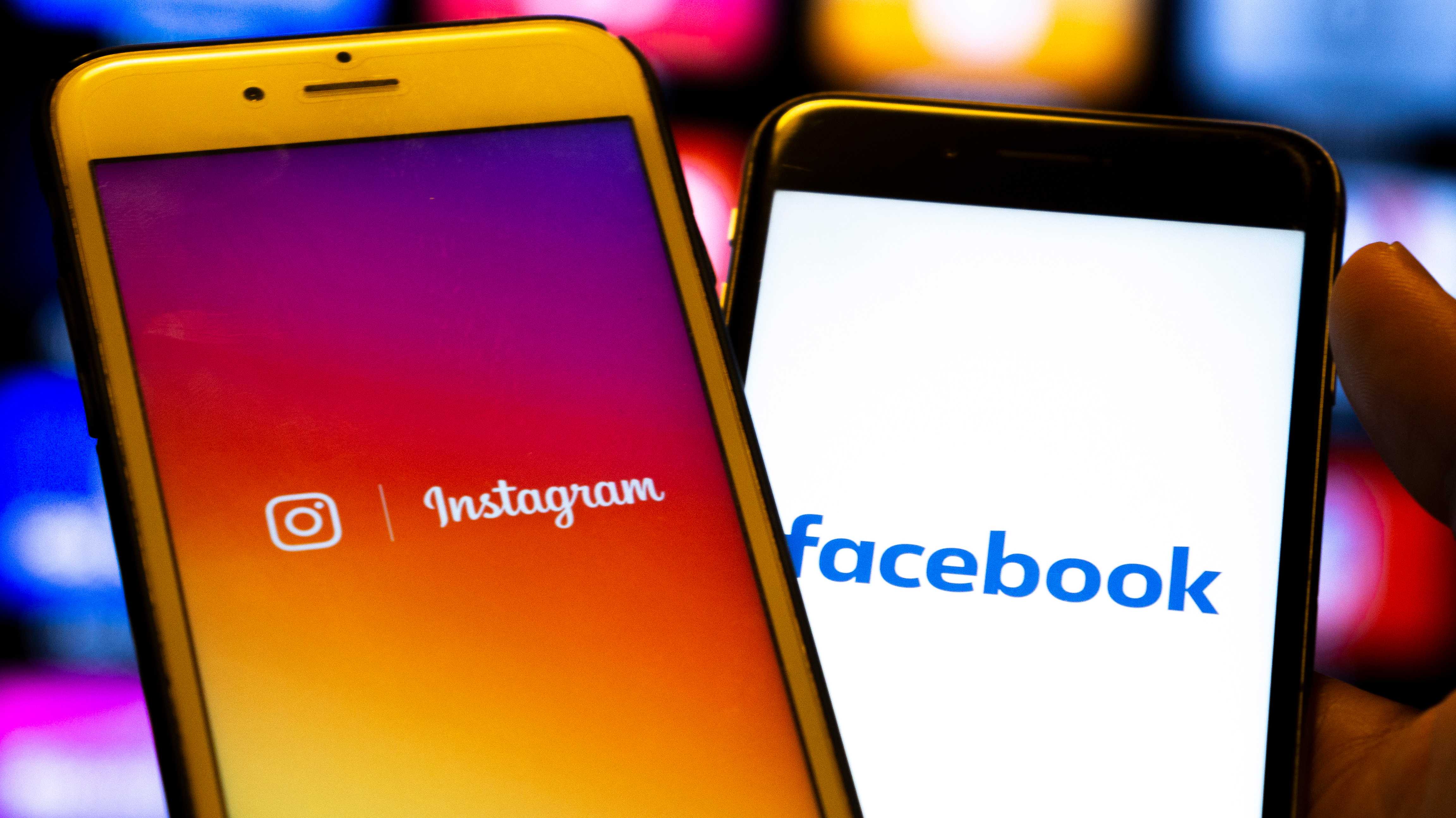 Zwei Smartphones mit Instagram- und Facebook-Schriftzug