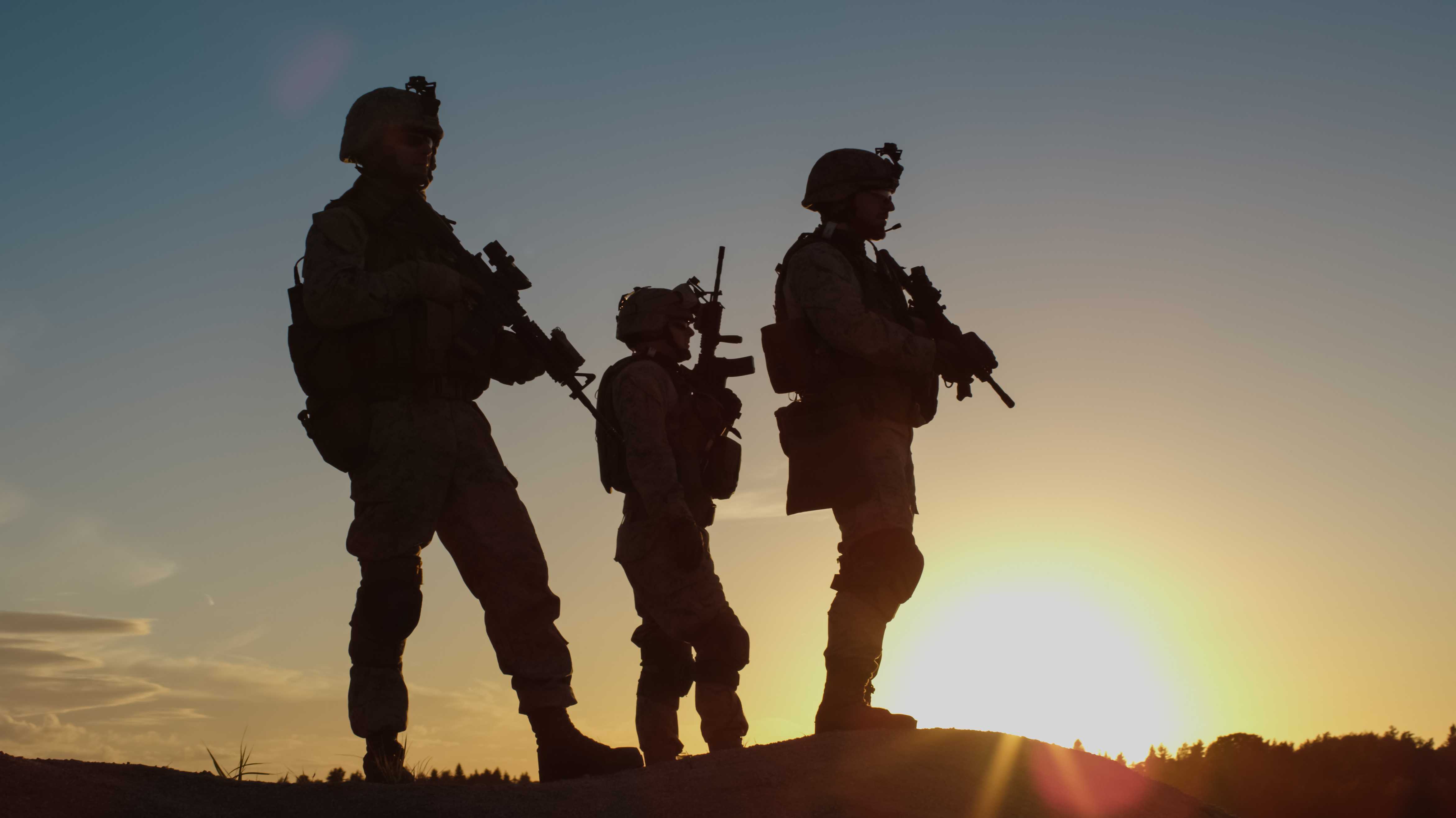 Drei Soldaten auf einem Hügel