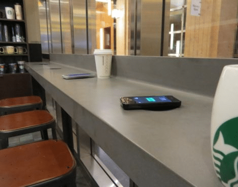 In vielen Starbucks-Filialen soll man sein Handy in Zukunft drahtlos aufladen können.