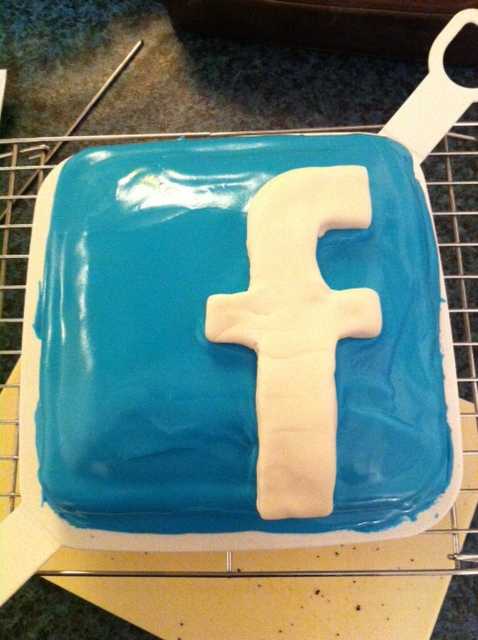 Blaue Torte mit weißem f