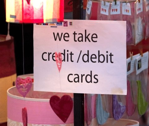 Schild &quot;we take credit/debit cards&quot;