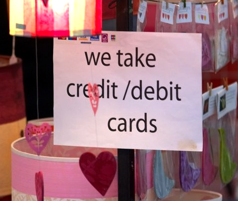 Schild: &quot;we take credit/debit cards&quot;