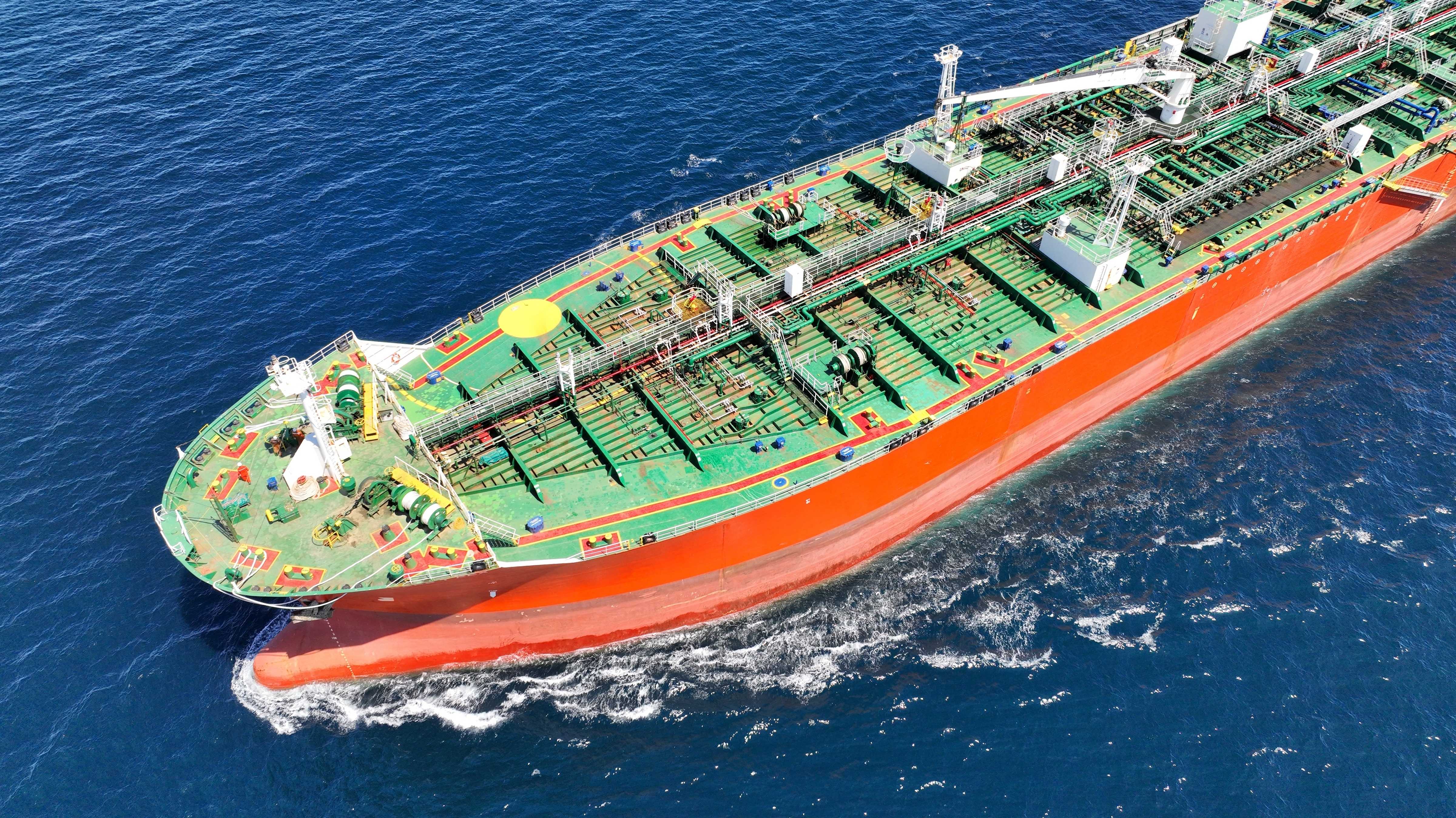 Öltanker auf dem Meer zeigt Russlands steigende Öleinnahmen trotz Sanktionen