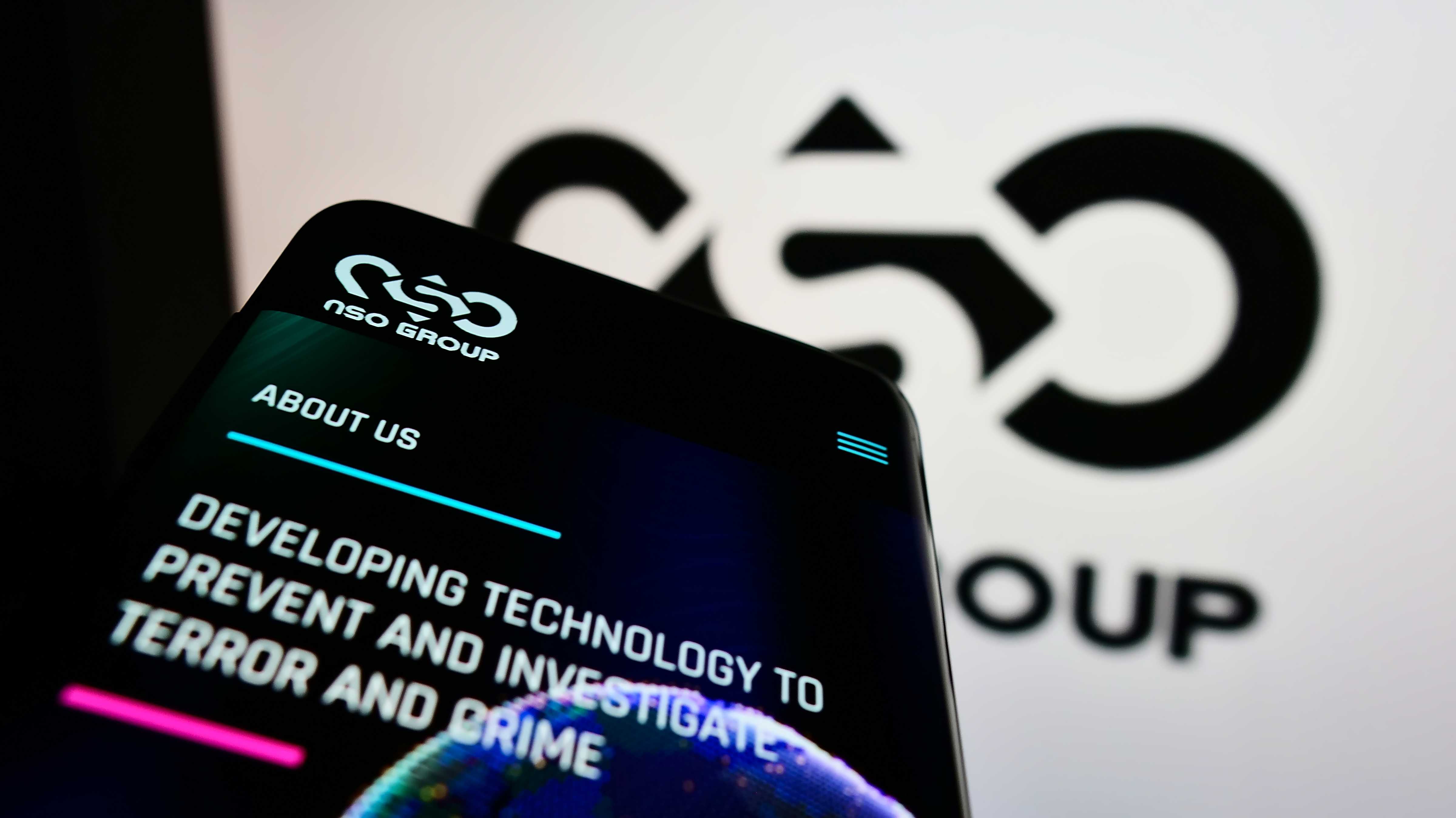 NSO-Logo auf Smartphone und Display