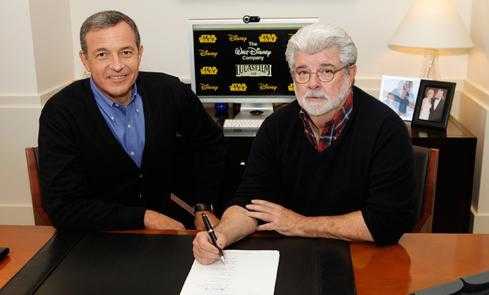 George Lucas und  Robert A. Iger (links) vereinbaren die Übernahme von LucasFilm durch Disney