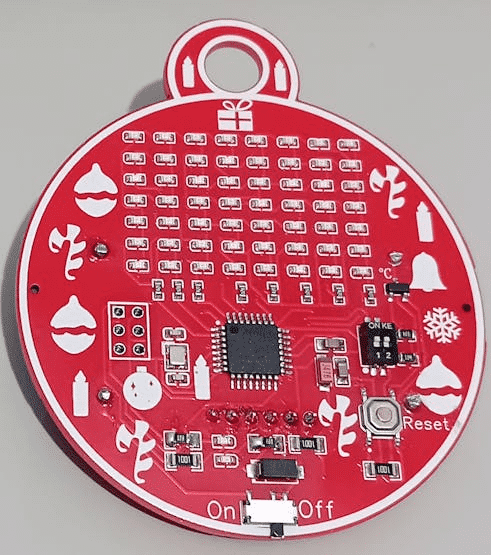Eine rote Leiterplatte in der Form einer Christbaumkugel ist zu sehen. Auf Ihr ist eine LED-Matrix aufgetragen.