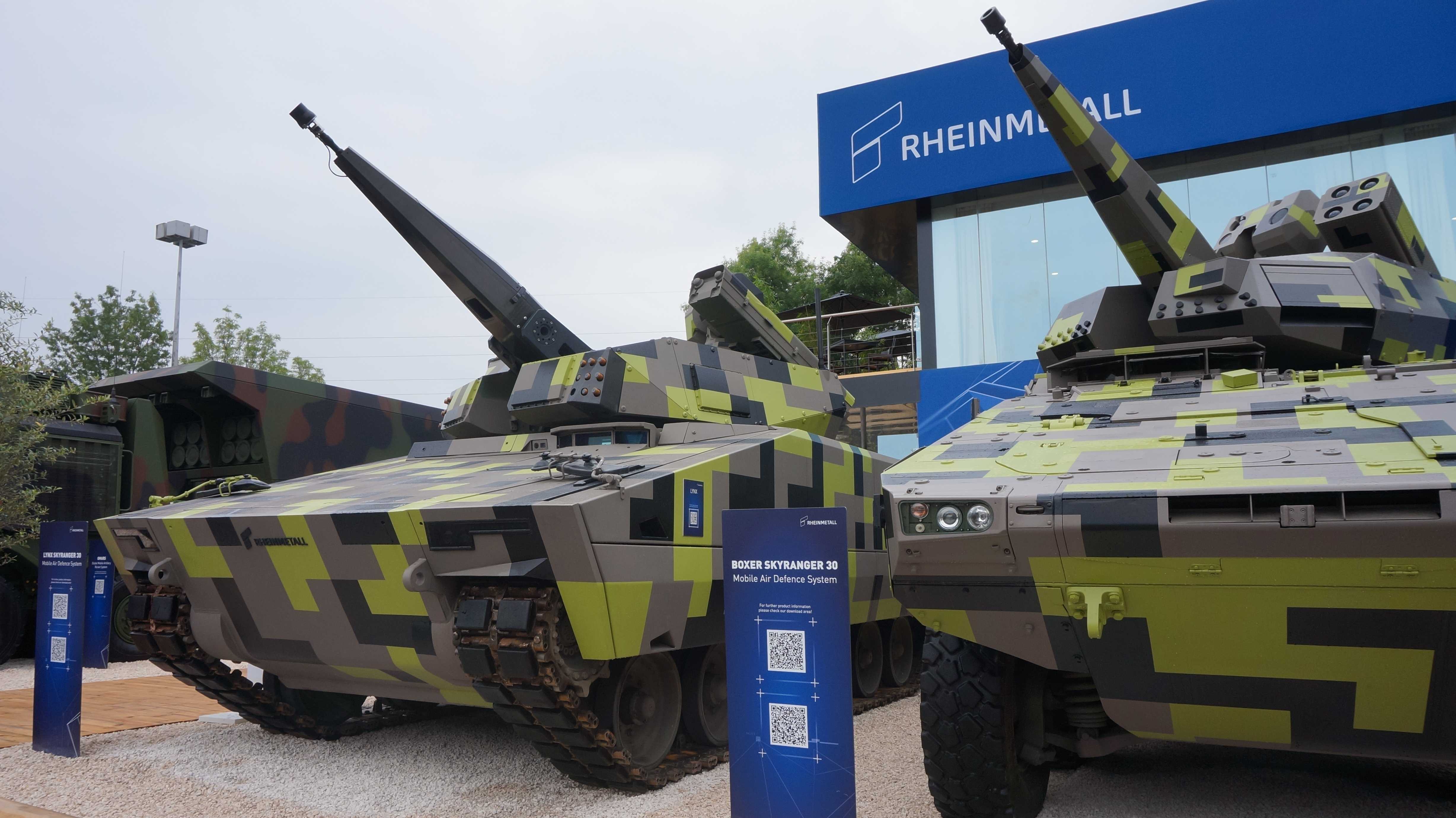 Paris Nord Villepinte, Frankreich - 19. Juni 2024 - Luftabwehrsystem Skyranger auf der Eurosatory von Rheinmetall vorgestellt, bestehend aus einer Schweizer Oerlikon-Kanone auf einer deutschen Lynx- oder Boxer-Plattform