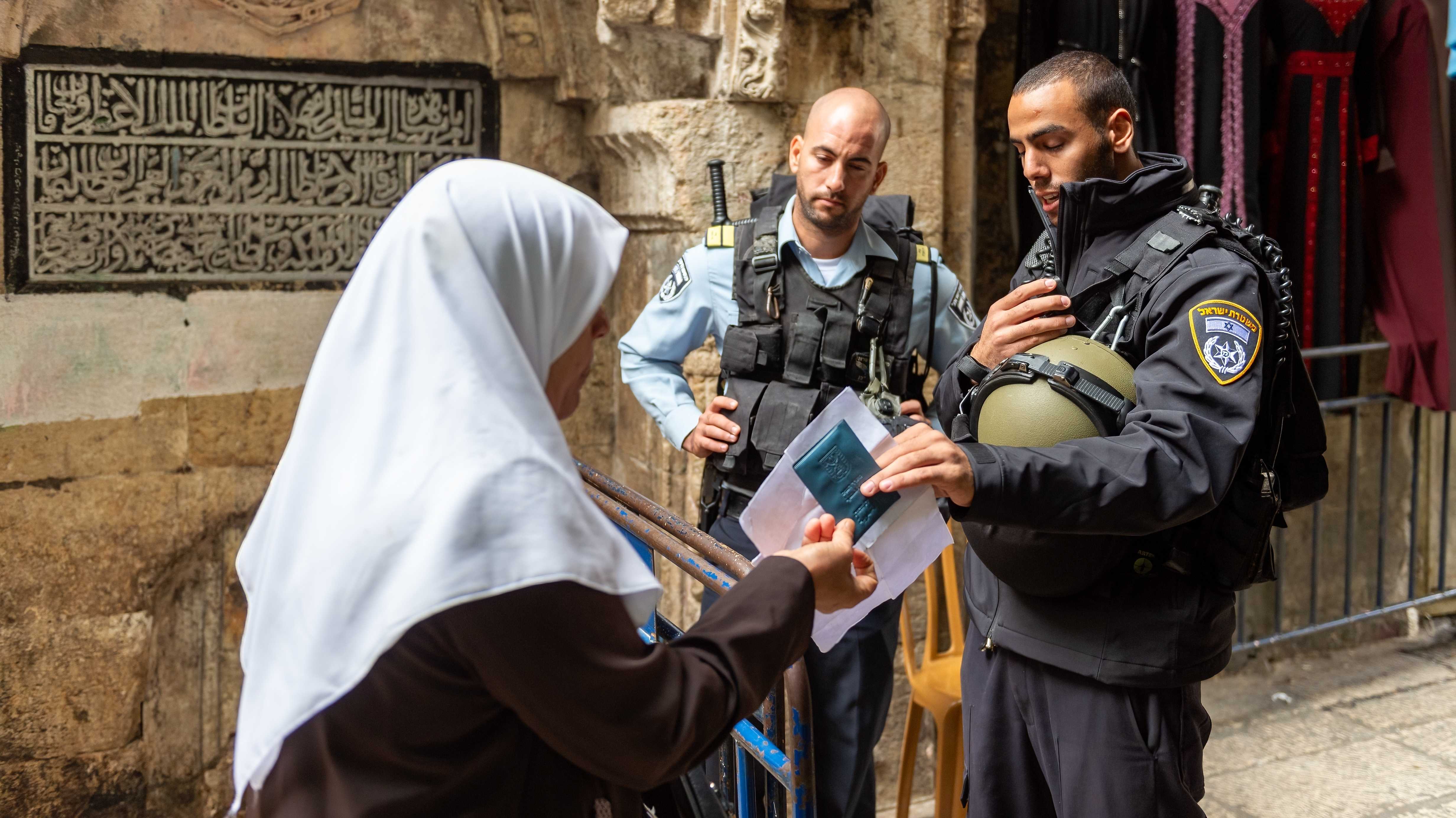 Israelische Soldaten an einem Checkpoint im besetzten Westjordanland