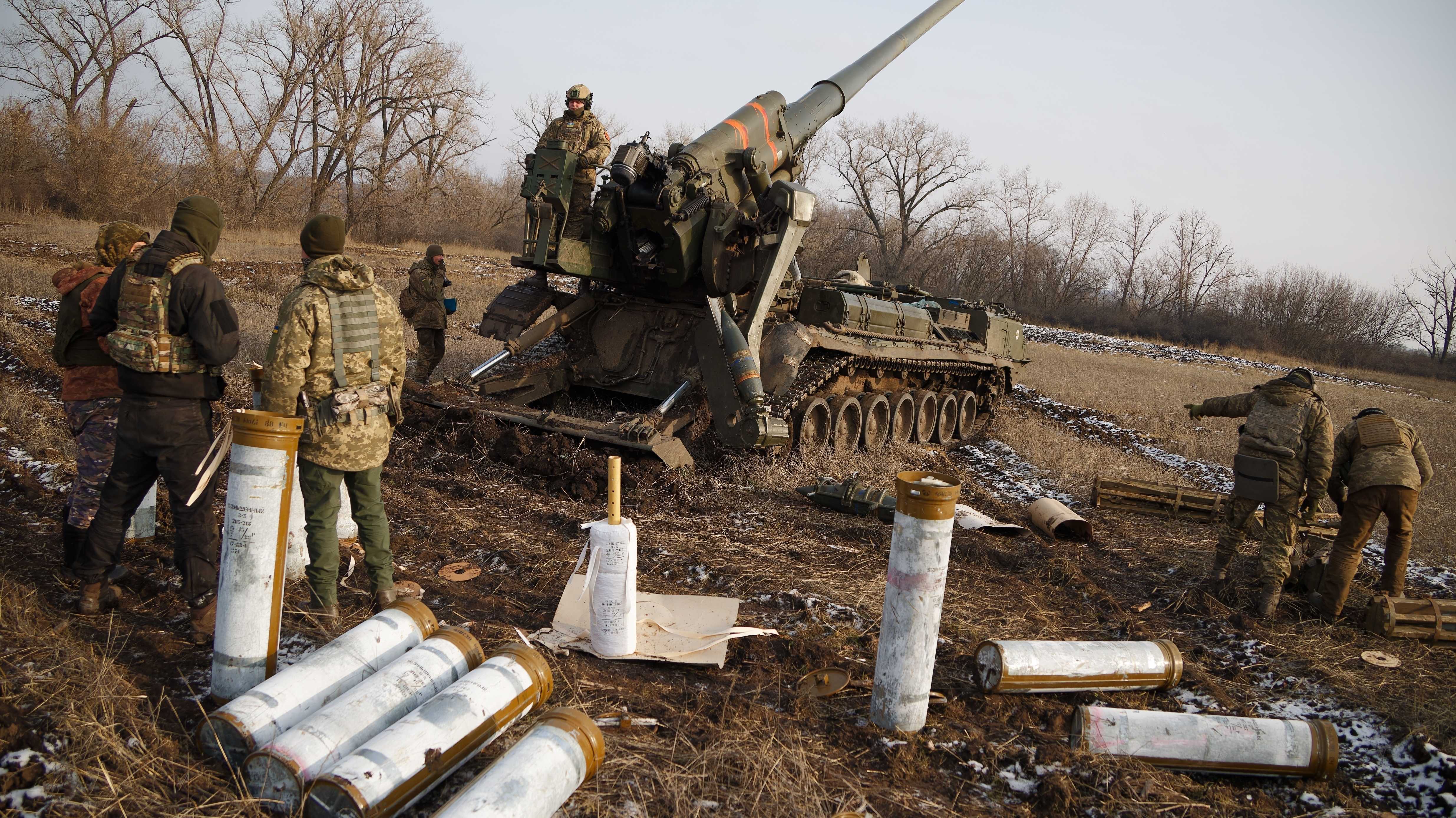 Ukrainische Artillerie feuert mit 2S7 Pion in Bakhmut auf russische Ziele, Jan 2023