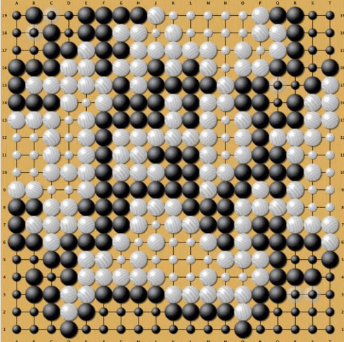 Endstand einer Partie zwischen AlphaGo und Fan Hui. Weil es bei Go so viele Züge und Zugmöglichkeiten gibt, galt das Spiel bislang als harte Nuss für KI.