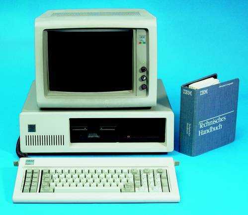 Der Original-IBM-PC mit CGA-Monitor und Tastatur. Hier ist er schon aufgerüstet mit 10 MByte Festplatte und 512 KByte RAM für rund 10.000 US-Dollar. 