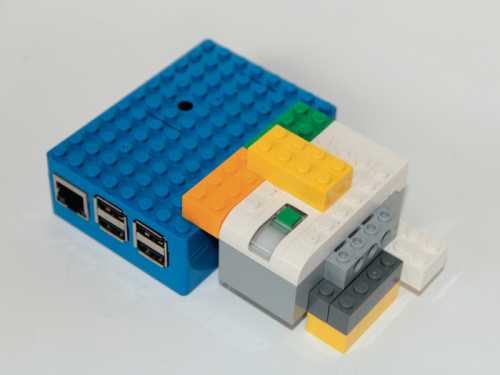 Im Lego-Gehäuse mit angestecktem WeDo-Hub dient der Raspberry Pi als sehr leistungsfähige und flexible Robotik-Steuerung.