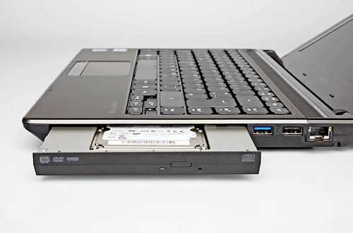 Der Einbaurahmen bringt eine zweite SSD oder Festplatte im Schacht des DVD-Brenners unter. Mit etwas Glück kann man die Blende des Brenners am Rahmen anbringen.