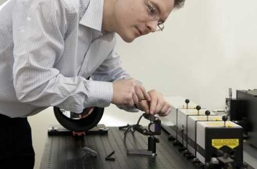 Bernhard Zachhuber beim Montieren optischer Elemente des Spektrometers.