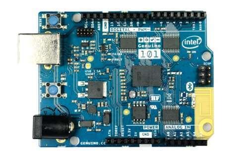 Der Arduino 101 hat die gleichen Stiftleisten wie der Uno und kann kompatible Shields aufnehmen