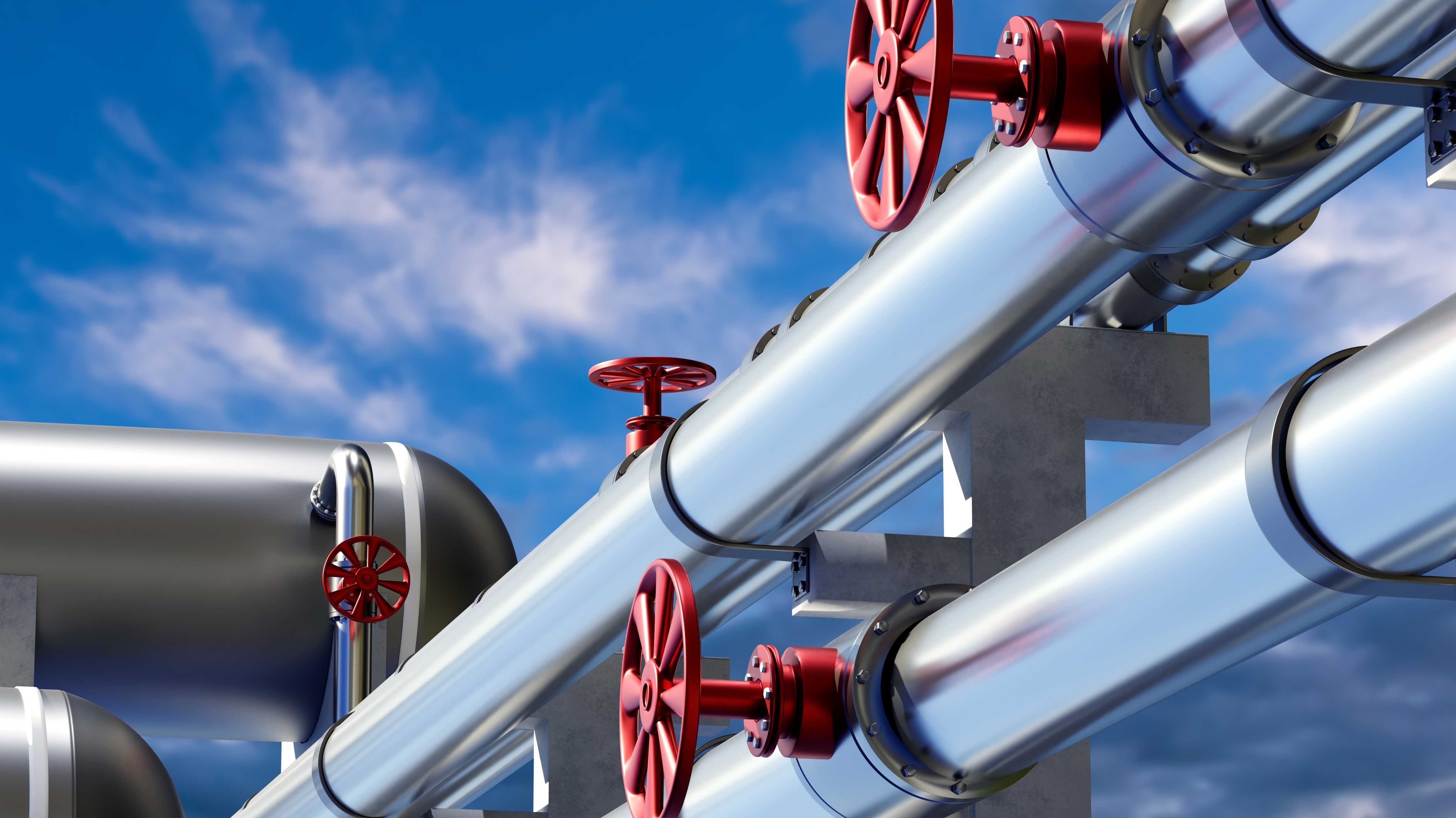 Gasleitungen und -tanks unter blauem Himmel für die Energieversorgung in der Industrie