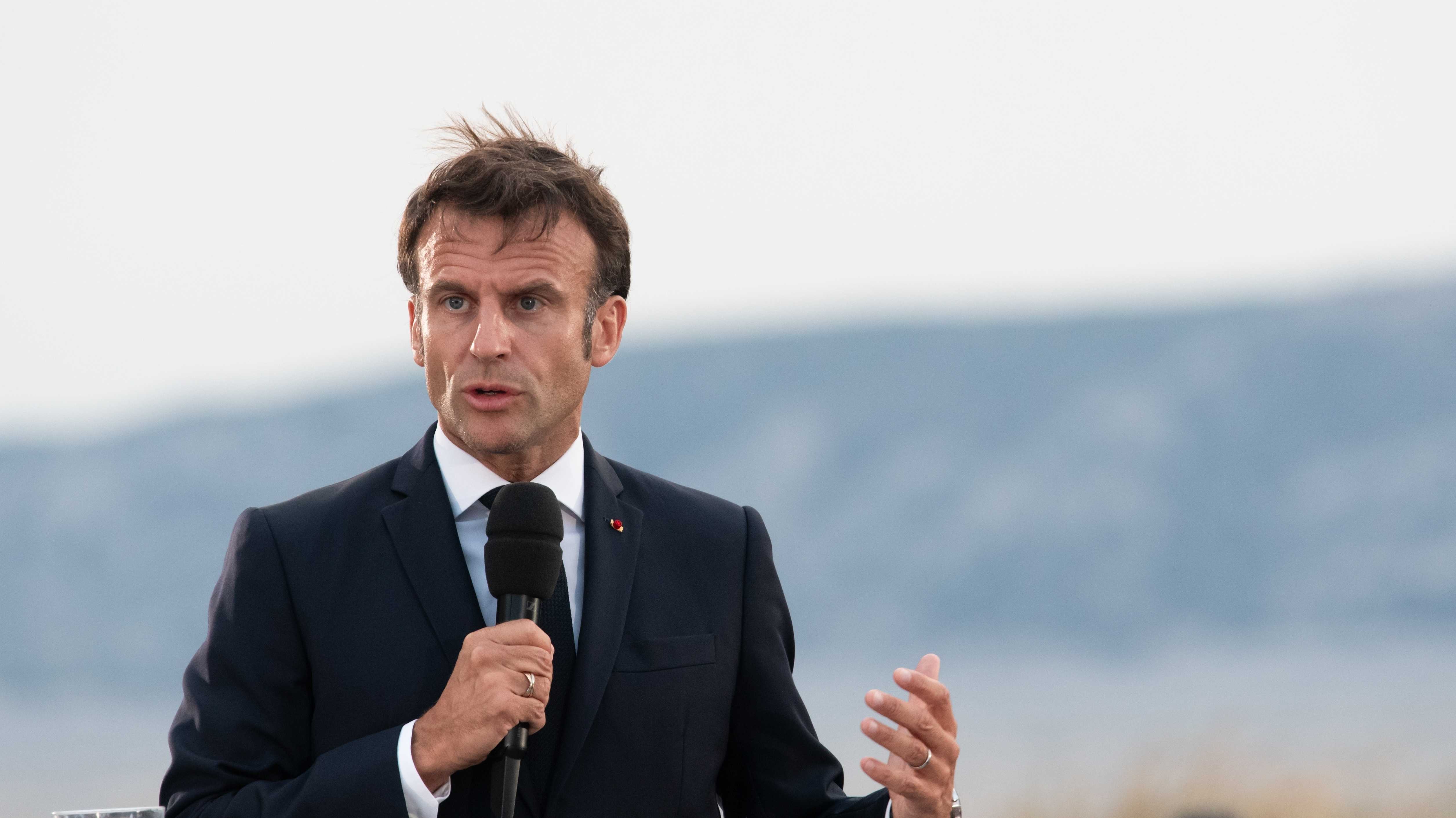 Emmanuel Macron zeigt sich bei einer Rede kämpferisch