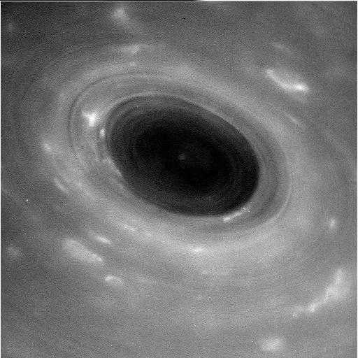 Erste unbearbeitete Rohaufnahmen zeigen unter anderem einen Hurrikan auf dem Saturn