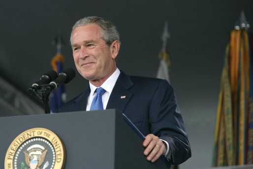 George W. Bush an Rednerpult