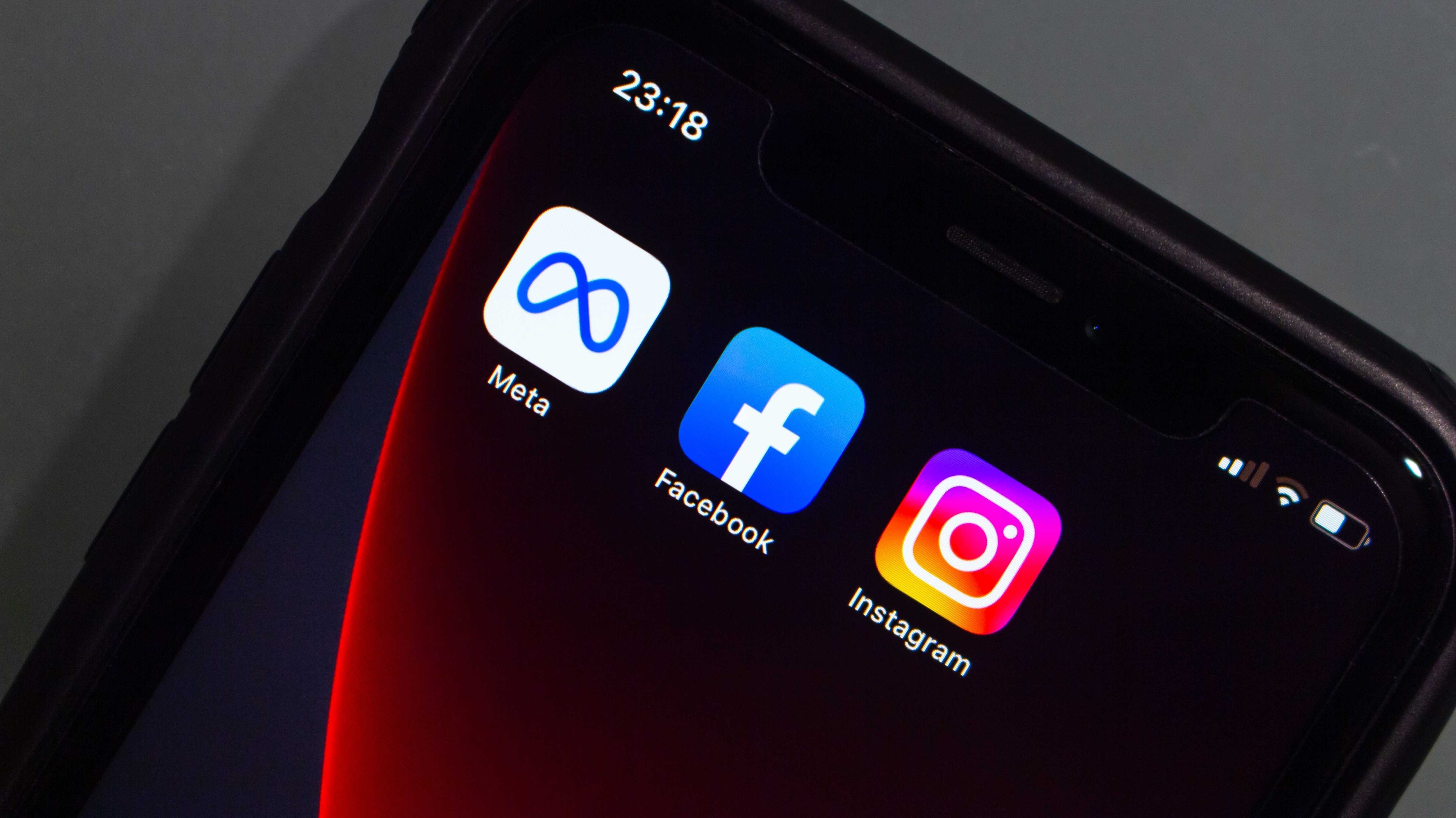 Handy-Display mit Icons von Facebook und Instagram