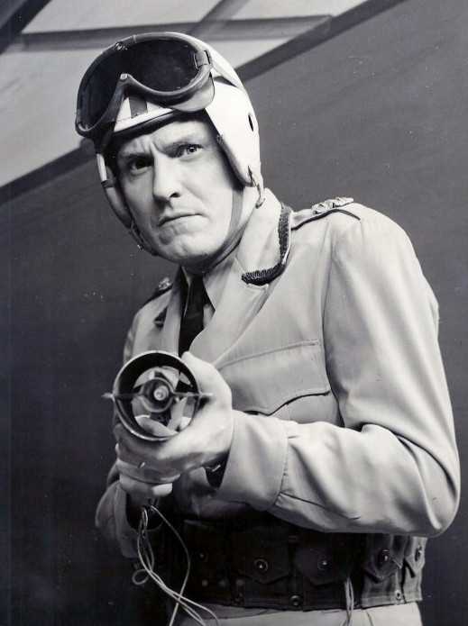 Schwarz-Weiß Foto eines Mannes in Uniform und Helm mit Waffe