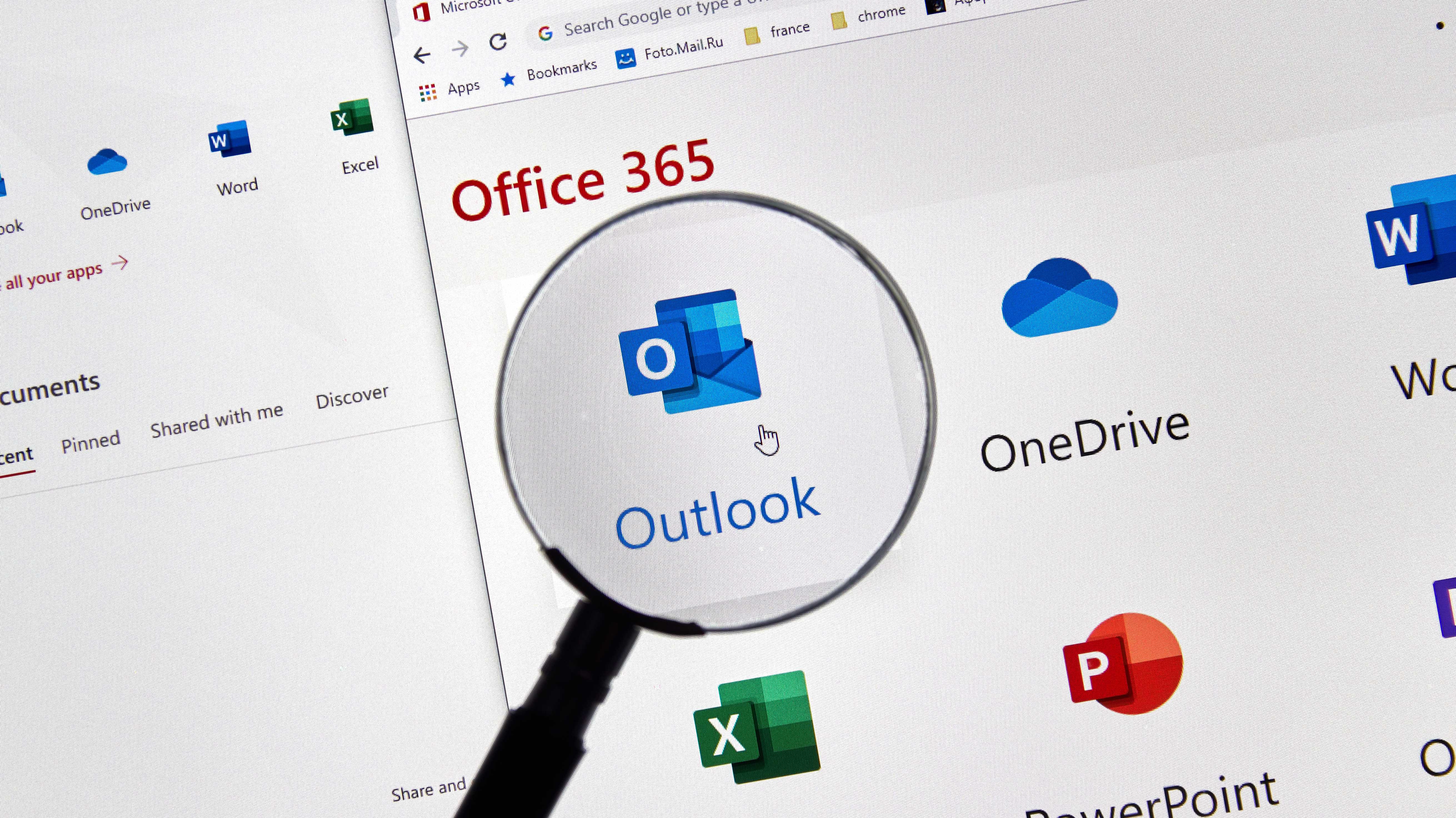 Fenster &quot;Microsoft Office Home&quot;. Eine Lupe vergrößert das Logo für Outlook. Daneben die Logos für OneDrive, Word, Excel und Powerpoint.