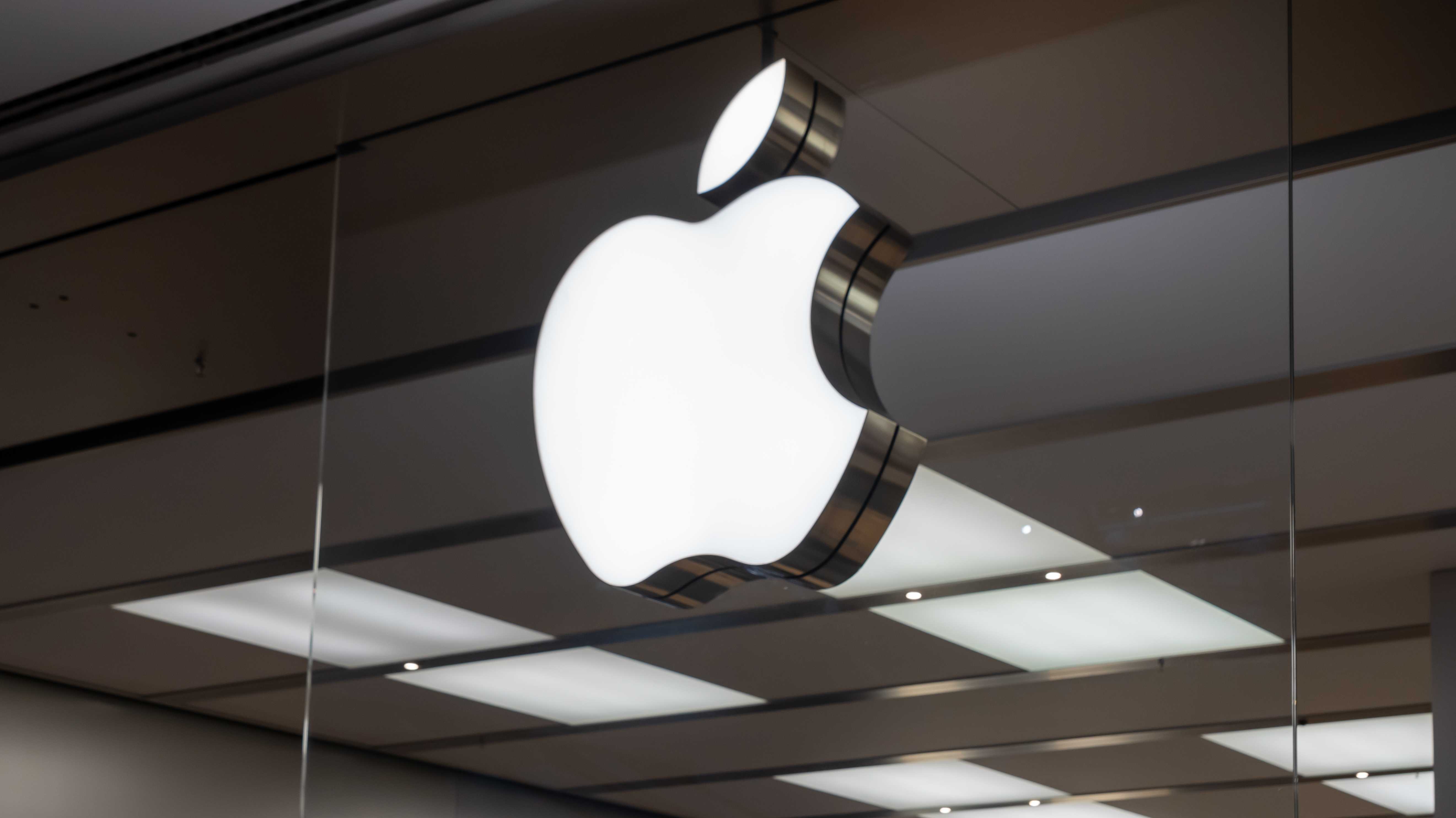 Nahaufnahme des Apple-Logos in ihrem Geschäft in einem Einkaufszentrum.