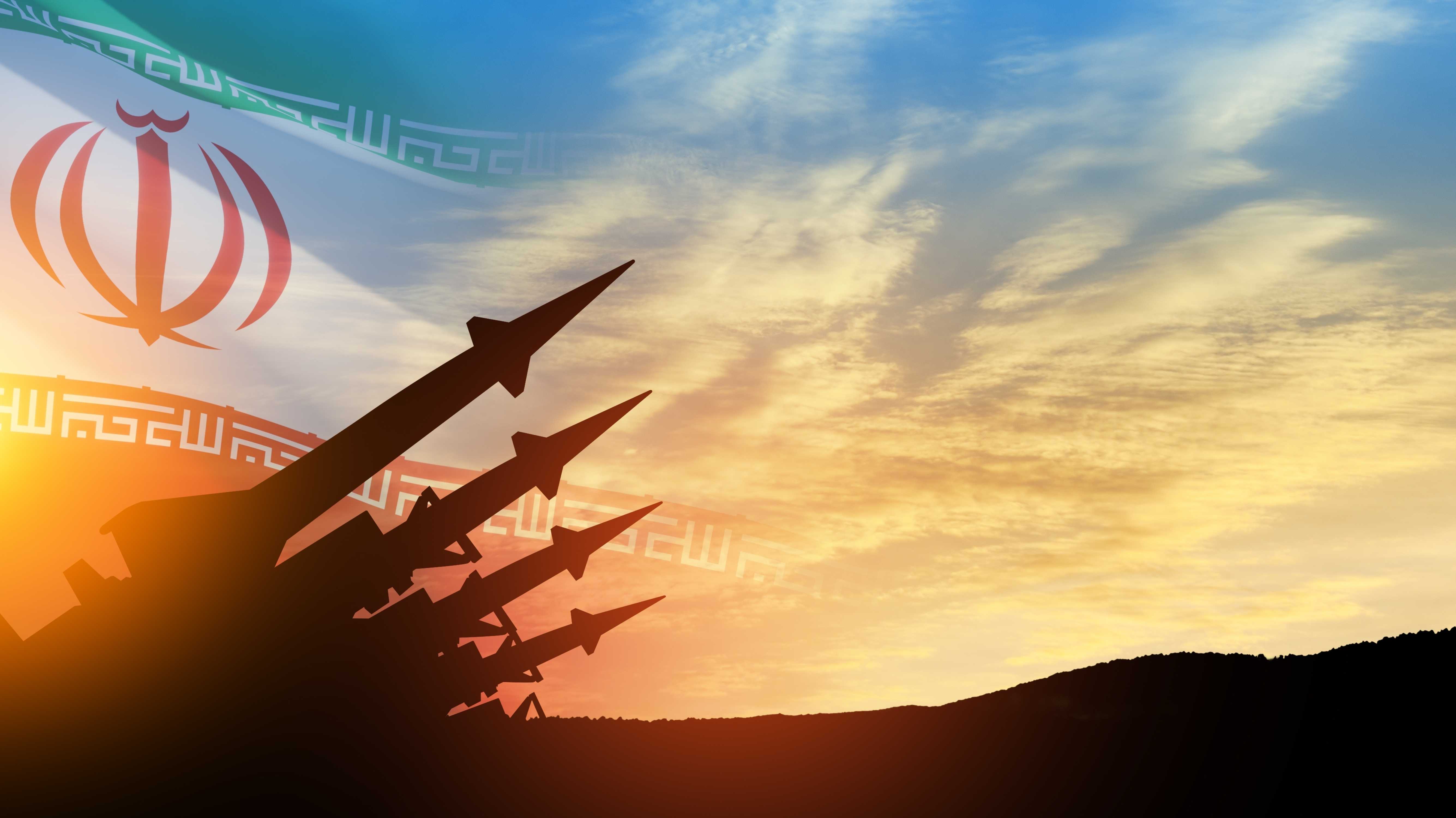 Raketen auf vor einer eingeblendeten iranischen Fahne.