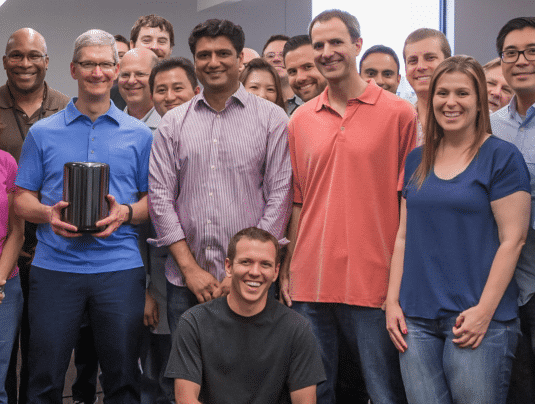 Apple-Chef mit Mitarbeitern in Austin, Texas