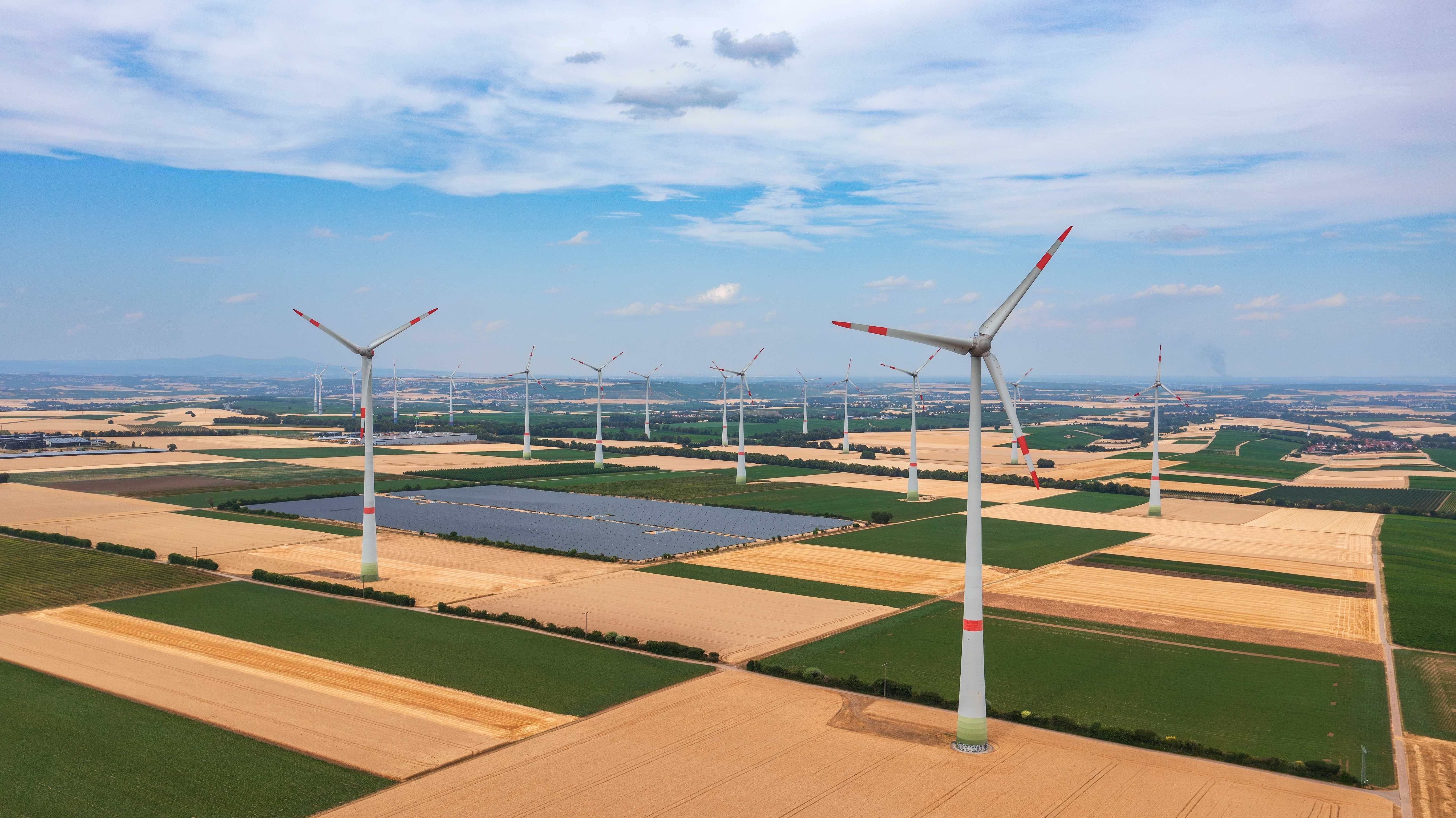 Windpark und Solaranlage in Getreidefeldern bei Wörrstadt, Rheinland-Pfalz
