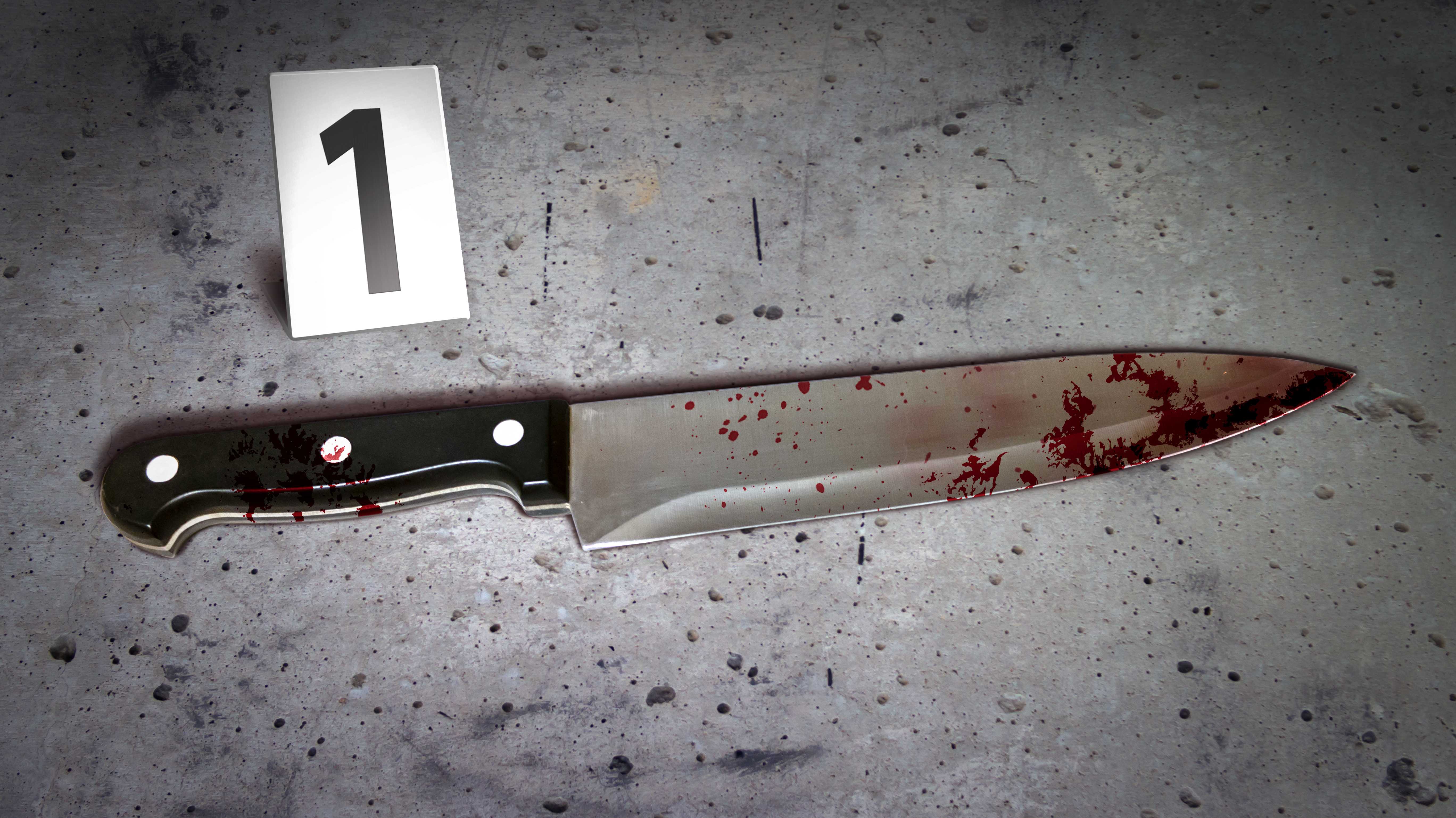 Blutiges Messer auf Steinboden, daneben eine Zahl der Spurensicherung