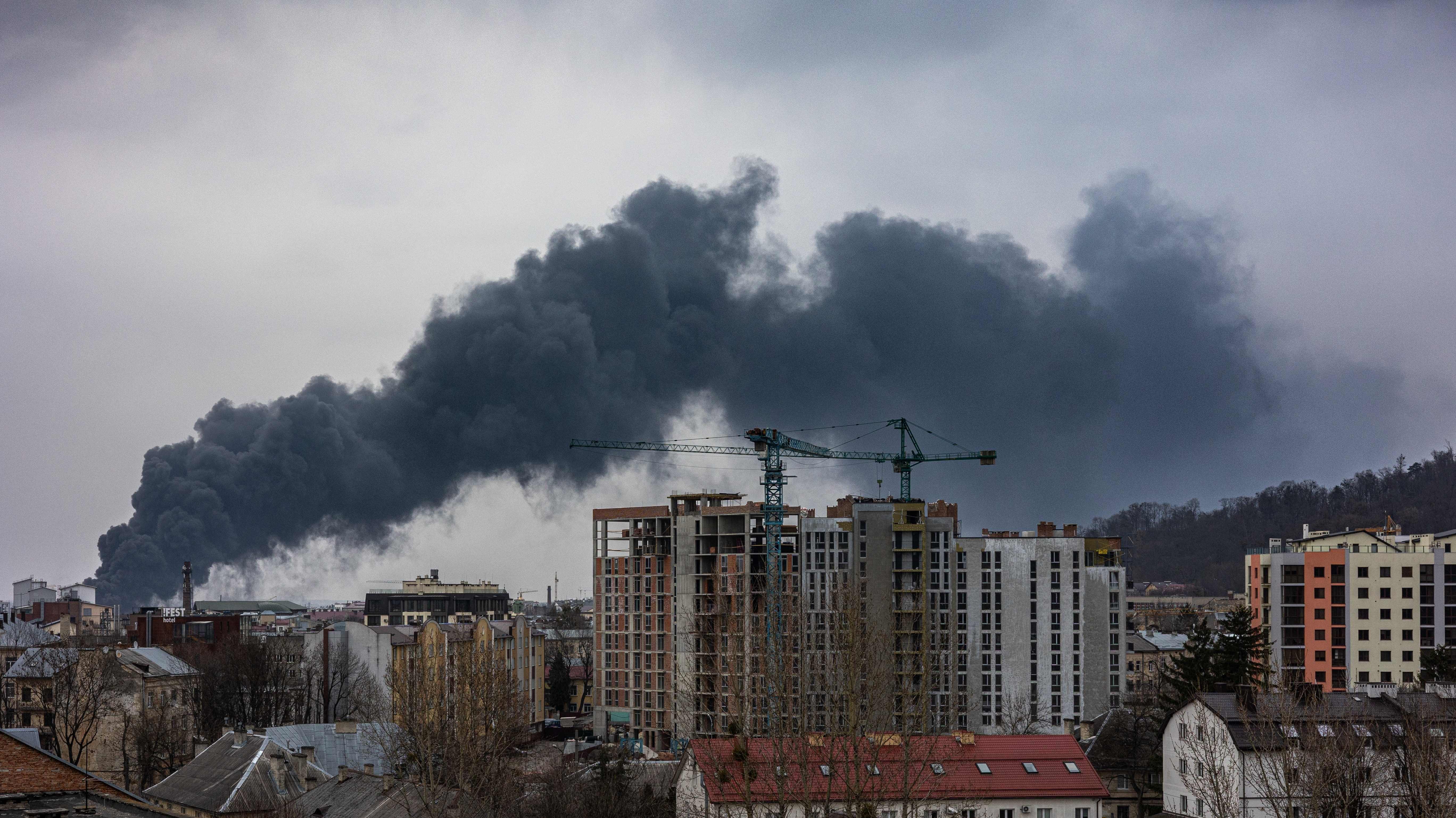 Das Bild zeigt eine Rauchwolke über der ukrainischen Stadt Liw nach dem Angriff auf ein Öllager, 2022.