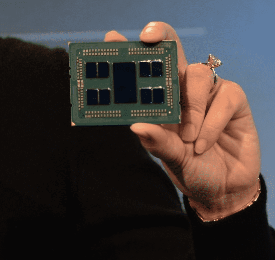 AMD-Chefin Lisa Su zeigt den Epyc „Rome“ für Server mit 7-Nanometer- Chiplets.