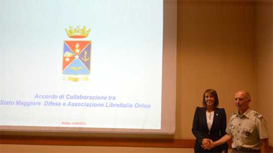 Sonia Montegiove (LibreItalia) und Konteradmiral Ruggiero Di Biase