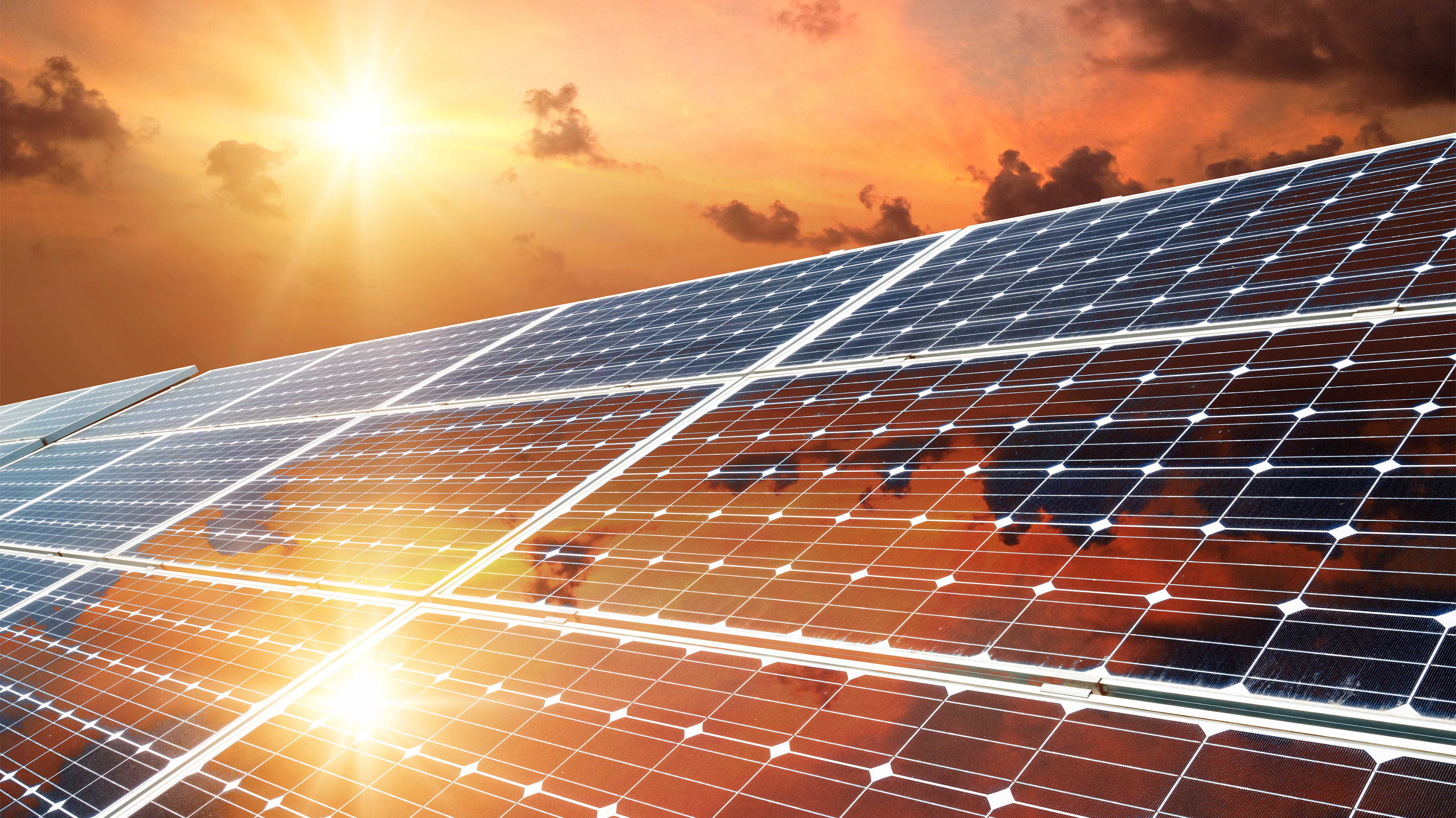 Solarpaneele bei Sonnenuntergang - Symbol für erneuerbare Energie