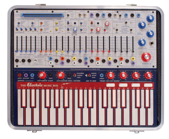 Was aussieht wie &quot;Mein erster Synthesizer&quot; ist kein Kinderspielzeug, sondern der Avangarde-Synthesizer Music Easel, den Buchla seit 1973 im Programm hat. Im Unterschied zum Minimoog Model D blieb ihm ein größerer kommerzieller Erfolg jedoch verwährt.