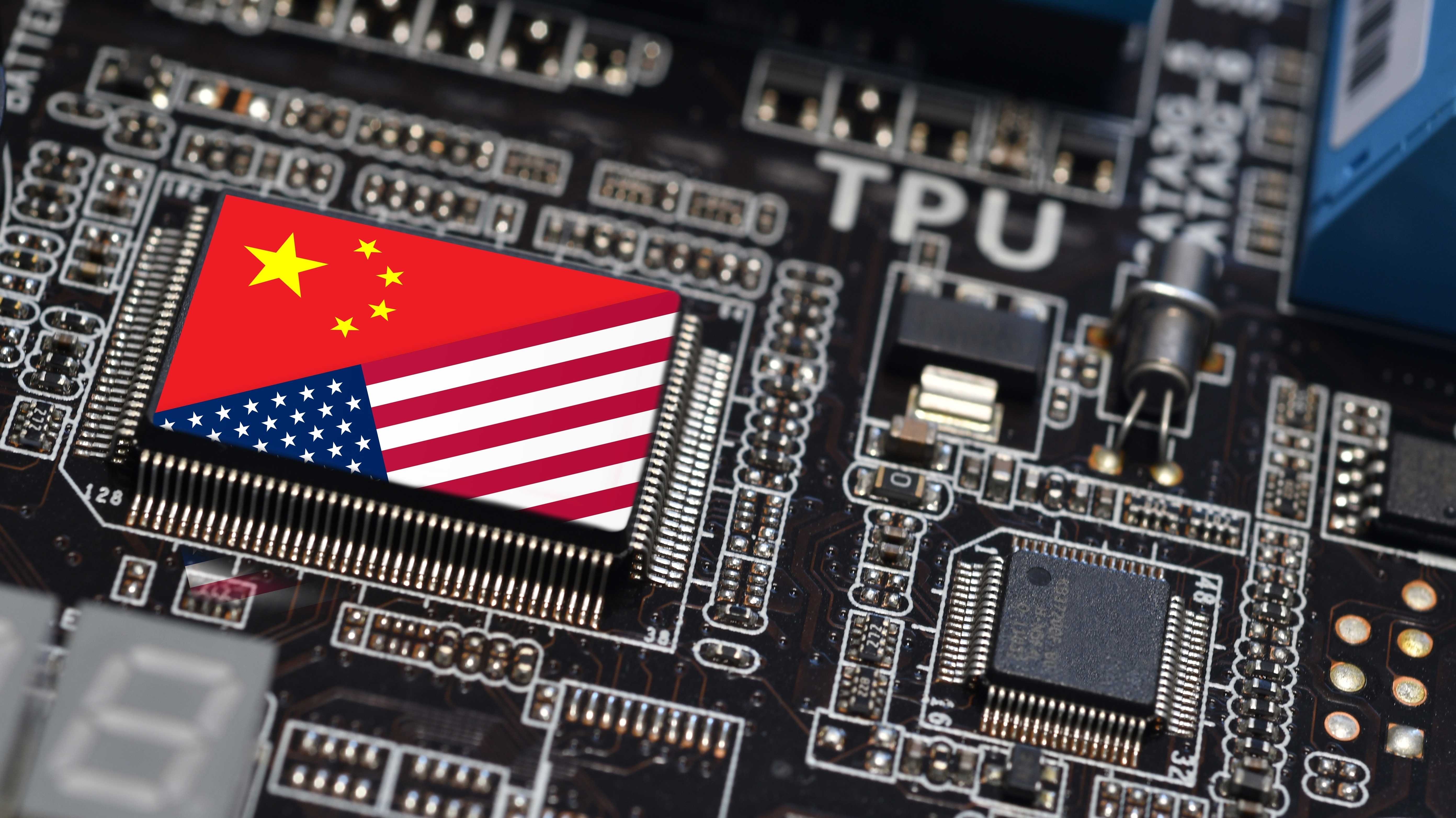 Flagge der Republik China und der Vereinigten Staaten auf Mikrochip eines gedruckten elektronischen Kartons.