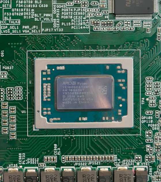 AMD will viel mehr Embedded-Prozessoren verkaufen, etwa den Ryzen V1000 auf diesem Asrock IMB-V1000.