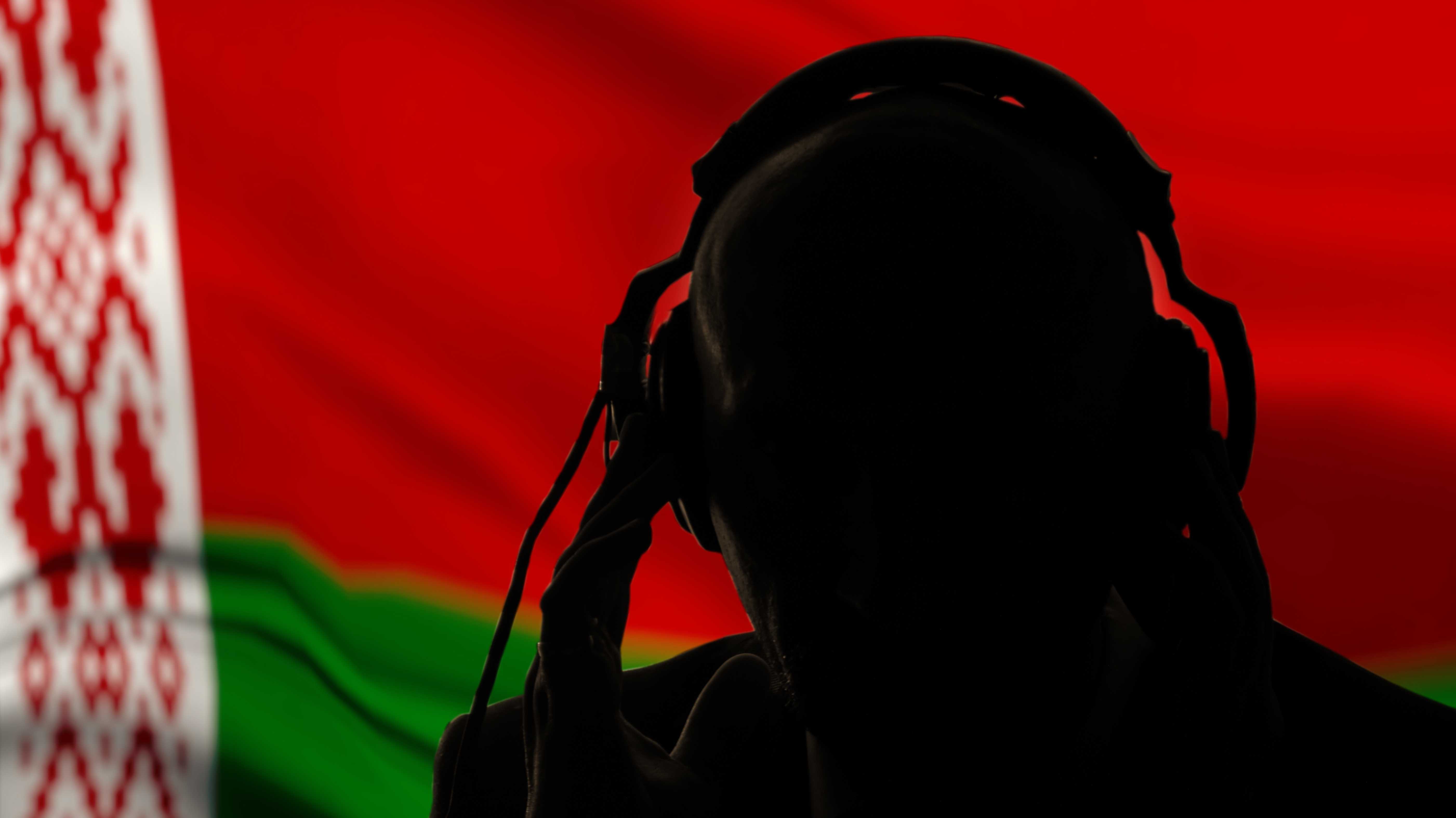 Silhouette eines Mannes mit Kopfhörern vor der Flagge von Belarus